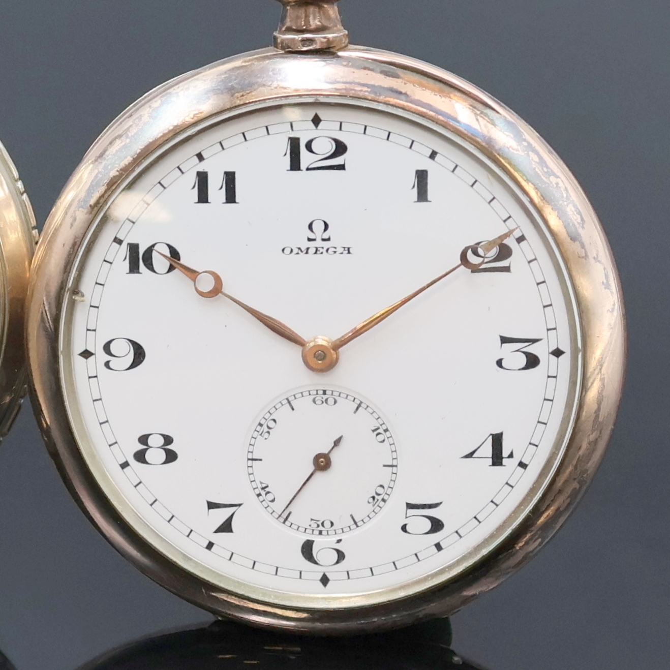 Detail b: OMEGA 2 offene Taschenuhren in Silber, Schweiz um 1920/1930, Gehäuse dell., 1x guill. Rückseite m. Monogrammspiegel, 1x m. Streifendekor, 1x ...