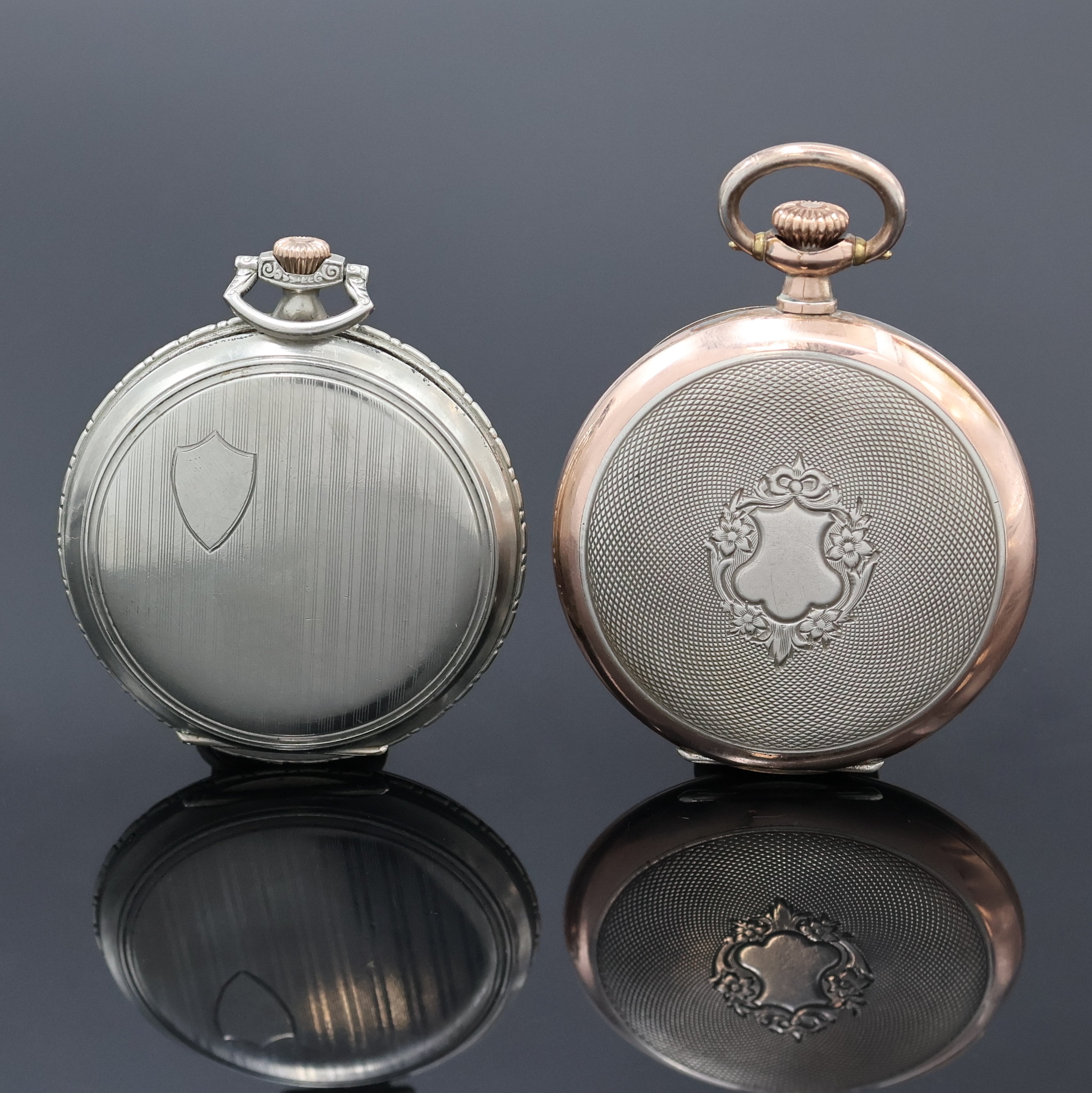 Detail c: OMEGA 2 offene Taschenuhren in Silber, Schweiz um 1920/1930, Gehäuse dell., 1x guill. Rückseite m. Monogrammspiegel, 1x m. Streifendekor, 1x ...