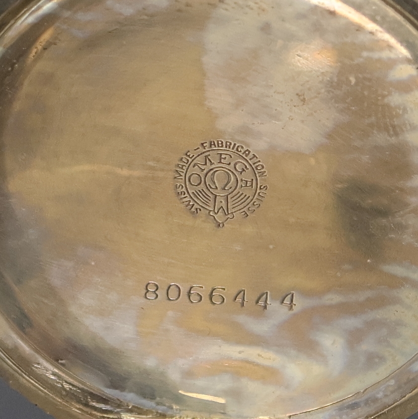 Detail e: OMEGA 2 offene Taschenuhren in Silber, Schweiz um 1920/1930, Gehäuse dell., 1x guill. Rückseite m. Monogrammspiegel, 1x m. Streifendekor, 1x ...