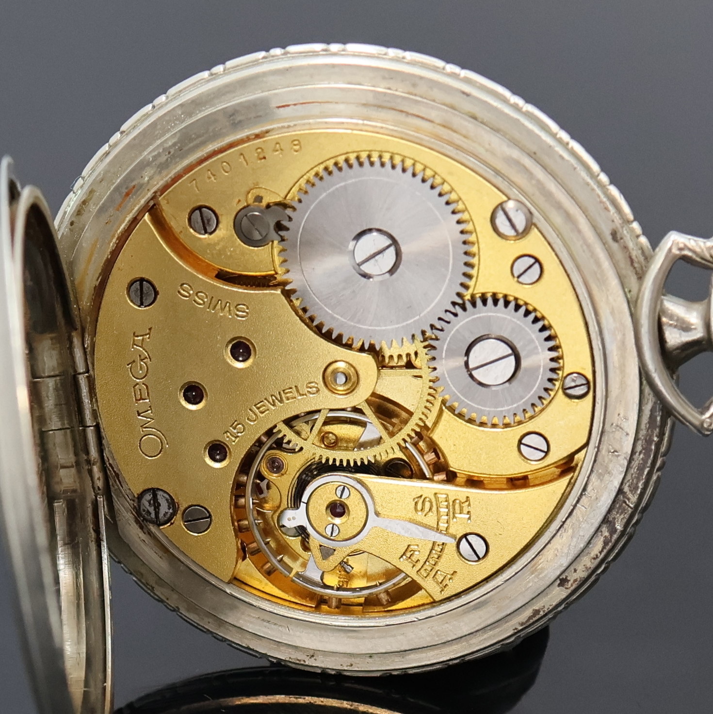 Detail f: OMEGA 2 offene Taschenuhren in Silber, Schweiz um 1920/1930, Gehäuse dell., 1x guill. Rückseite m. Monogrammspiegel, 1x m. Streifendekor, 1x ...