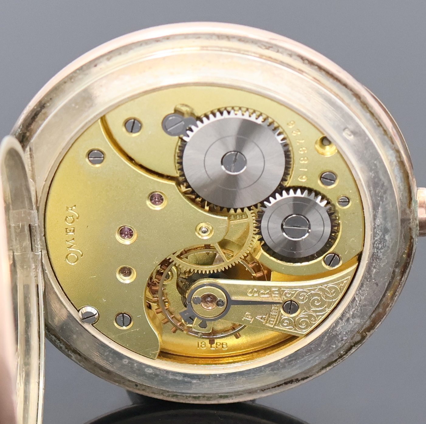 Detail g: OMEGA 2 offene Taschenuhren in Silber, Schweiz um 1920/1930, Gehäuse dell., 1x guill. Rückseite m. Monogrammspiegel, 1x m. Streifendekor, 1x ...