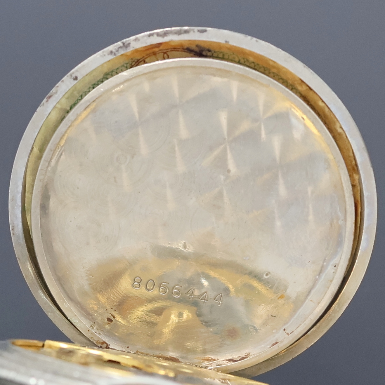 Detail h: OMEGA 2 offene Taschenuhren in Silber, Schweiz um 1920/1930, Gehäuse dell., 1x guill. Rückseite m. Monogrammspiegel, 1x m. Streifendekor, 1x ...