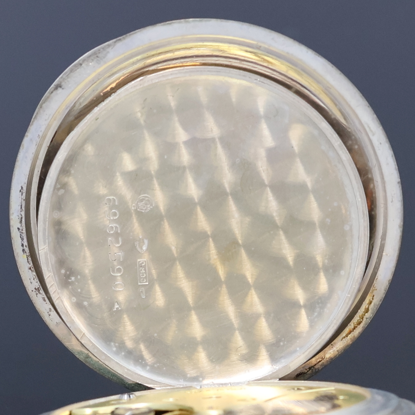 Detail i: OMEGA 2 offene Taschenuhren in Silber, Schweiz um 1920/1930, Gehäuse dell., 1x guill. Rückseite m. Monogrammspiegel, 1x m. Streifendekor, 1x ...