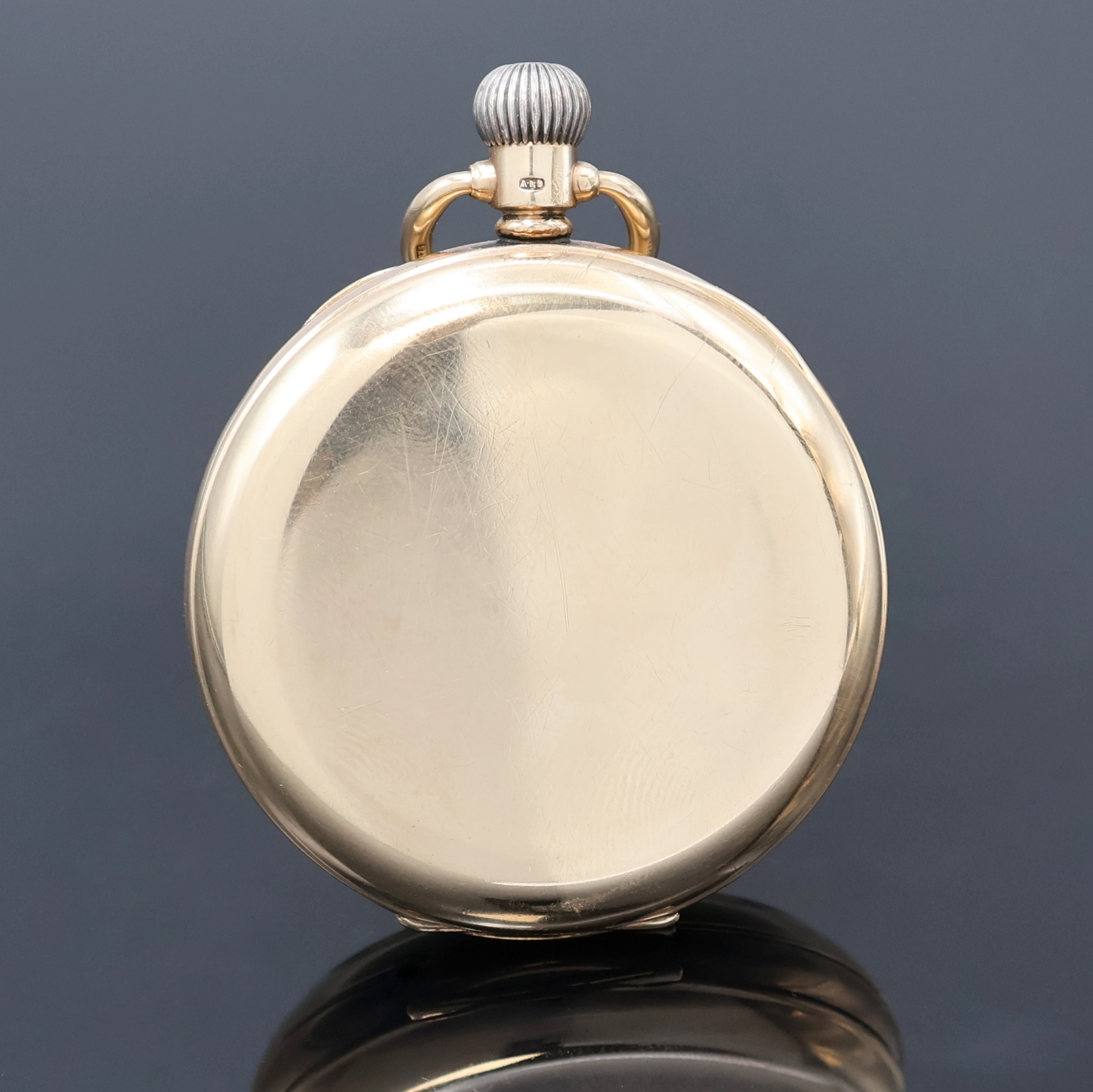 Detail a: Offene Herrentaschenuhr in RG 375/000, Schweiz/England um 1919, Dennison Gehäuse, Cuvette m. Widmung, Emailzifferbl. riss., röm. Zahlen, gebl. ...
