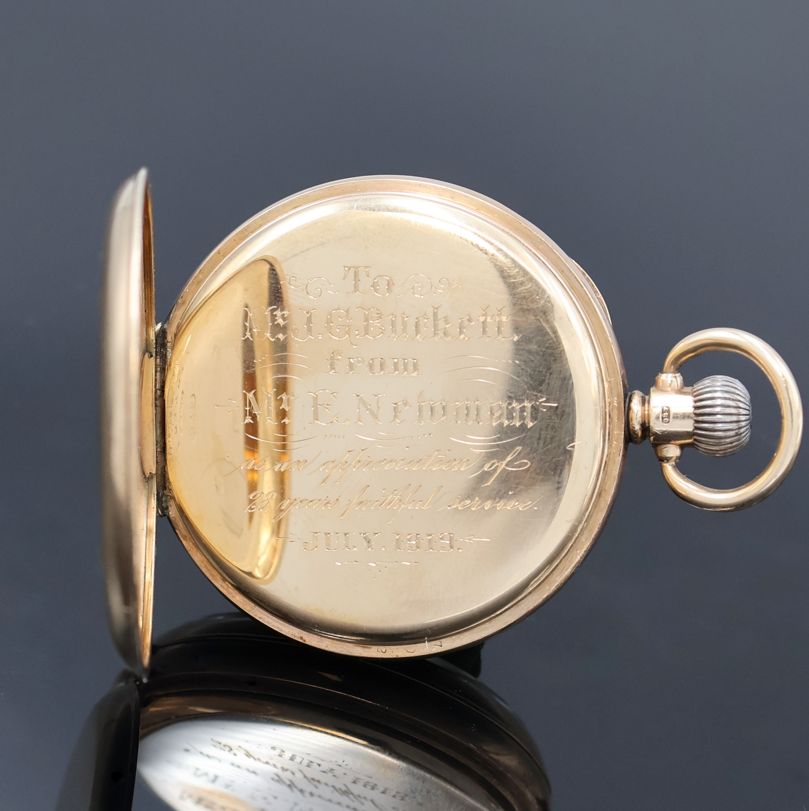 Detail b: Offene Herrentaschenuhr in RG 375/000, Schweiz/England um 1919, Dennison Gehäuse, Cuvette m. Widmung, Emailzifferbl. riss., röm. Zahlen, gebl. ...