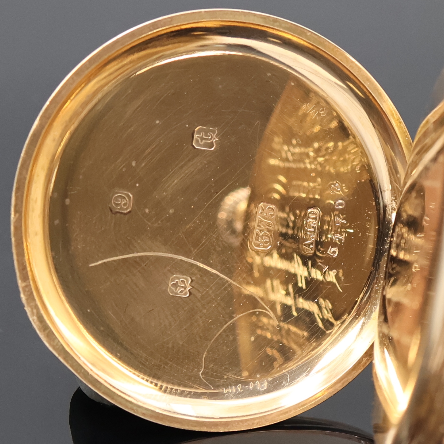 Detail c: Offene Herrentaschenuhr in RG 375/000, Schweiz/England um 1919, Dennison Gehäuse, Cuvette m. Widmung, Emailzifferbl. riss., röm. Zahlen, gebl. ...