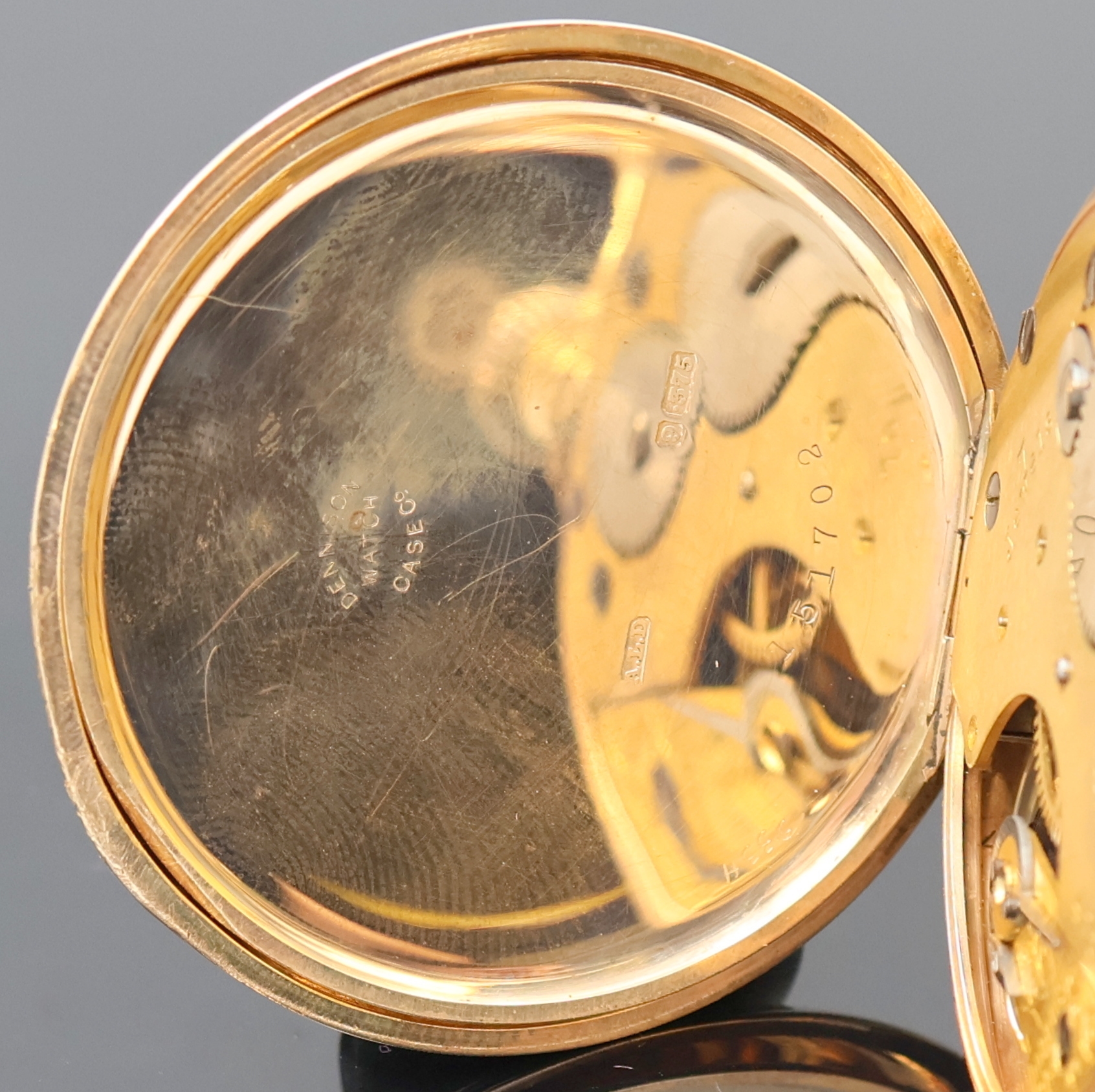 Detail d: Offene Herrentaschenuhr in RG 375/000, Schweiz/England um 1919, Dennison Gehäuse, Cuvette m. Widmung, Emailzifferbl. riss., röm. Zahlen, gebl. ...