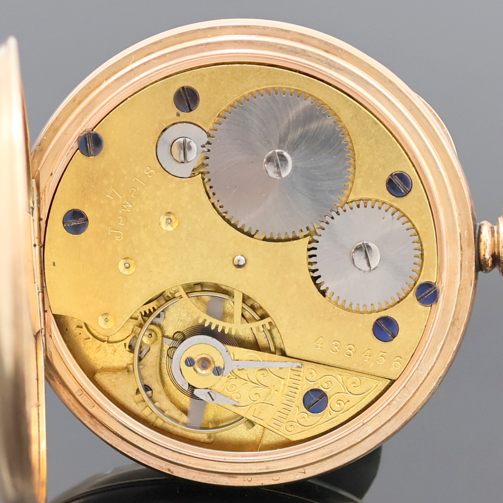 Detail e: Offene Herrentaschenuhr in RG 375/000, Schweiz/England um 1919, Dennison Gehäuse, Cuvette m. Widmung, Emailzifferbl. riss., röm. Zahlen, gebl. ...
