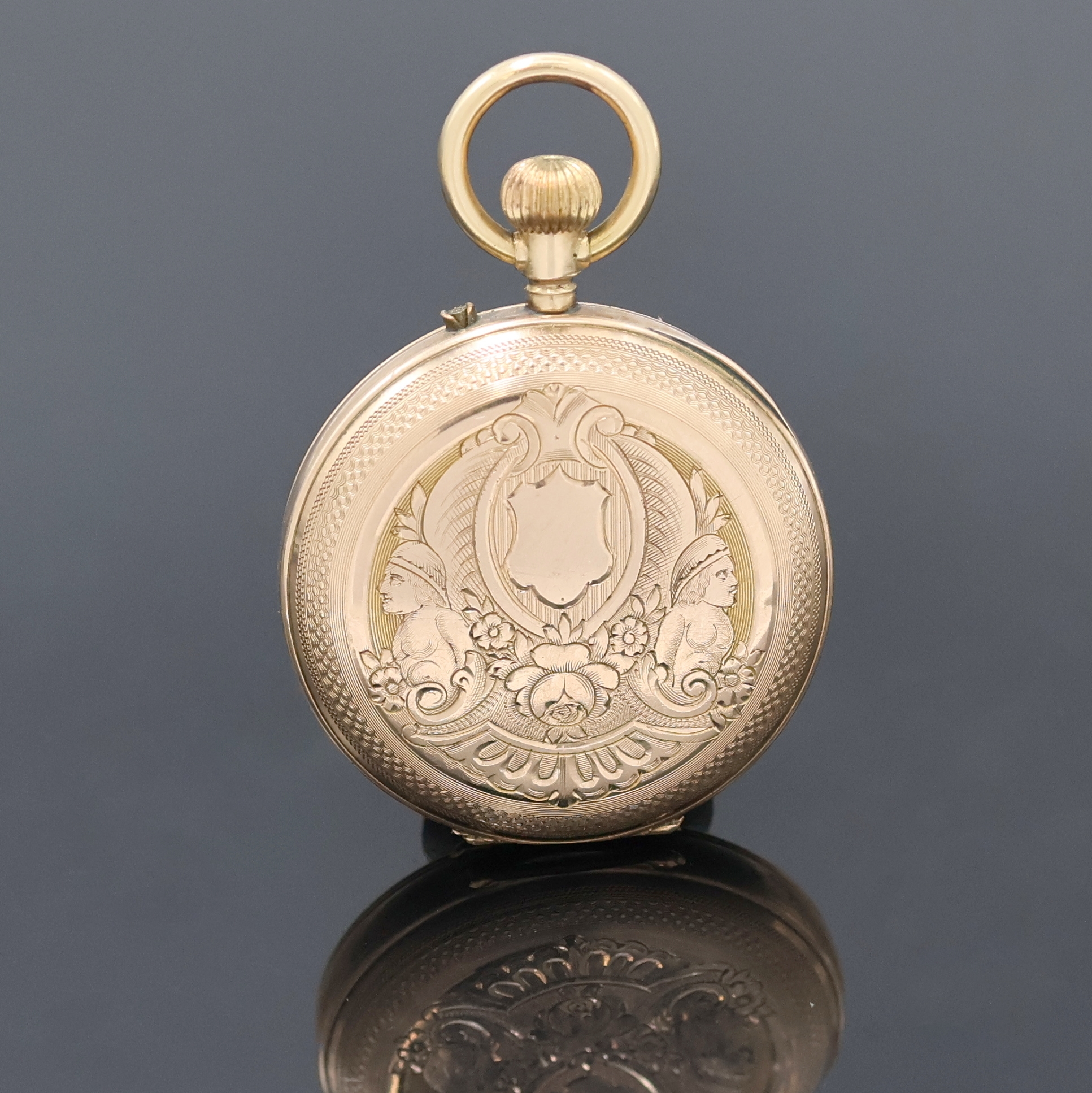 Detail a: Kleine offene Damentaschenuhr in RG 585/000, Schweiz 1900, verz. Geh. dell., grav. Rückdeckel m. Monogrammspiegel, Metallcuvette, Emailzifferbl. ...