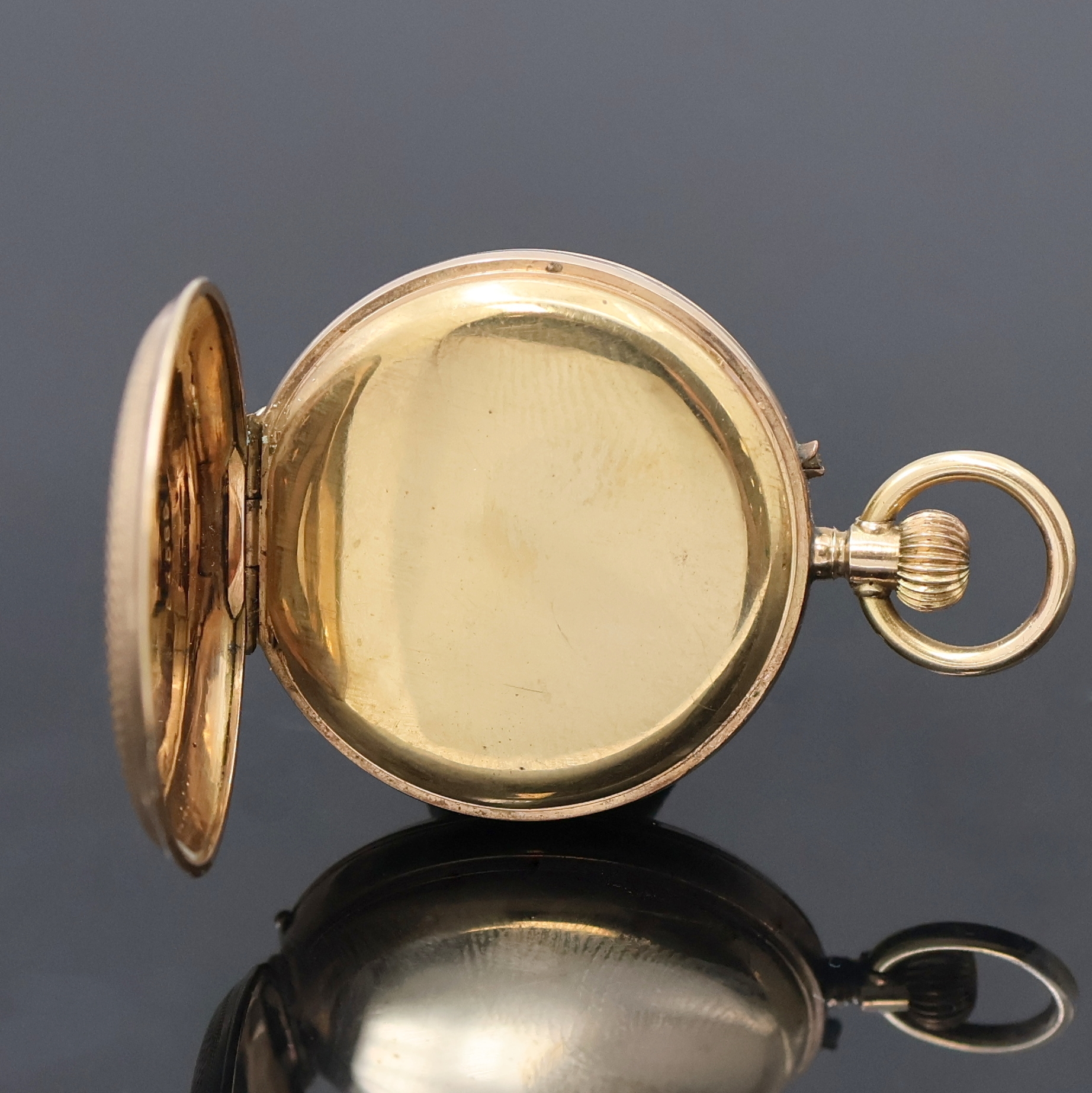 Detail b: Kleine offene Damentaschenuhr in RG 585/000, Schweiz 1900, verz. Geh. dell., grav. Rückdeckel m. Monogrammspiegel, Metallcuvette, Emailzifferbl. ...