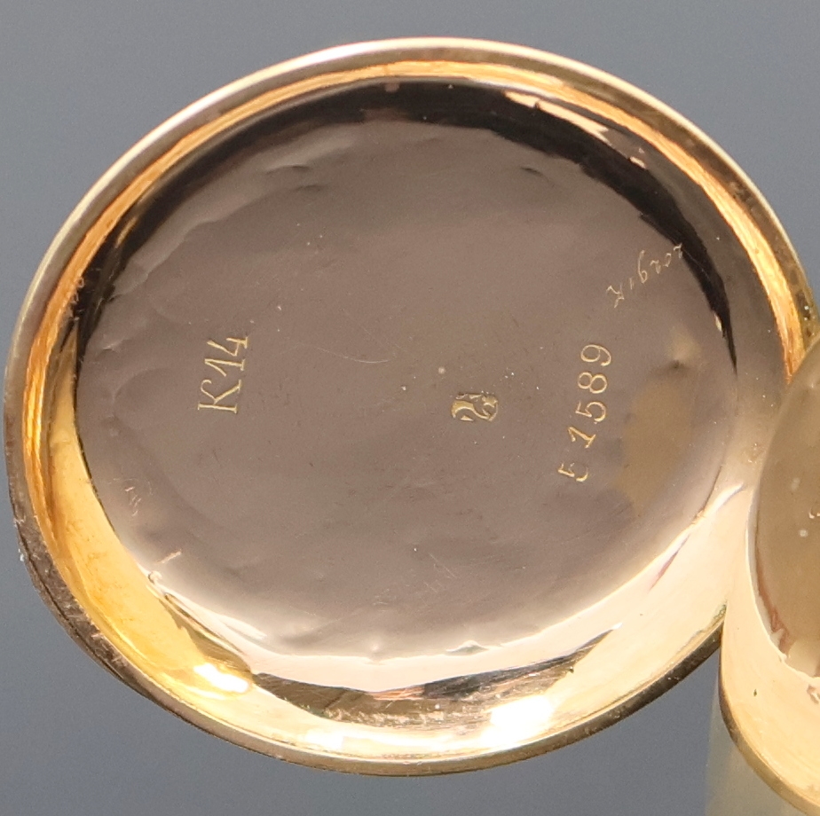 Detail c: Kleine offene Damentaschenuhr in RG 585/000, Schweiz 1900, verz. Geh. dell., grav. Rückdeckel m. Monogrammspiegel, Metallcuvette, Emailzifferbl. ...