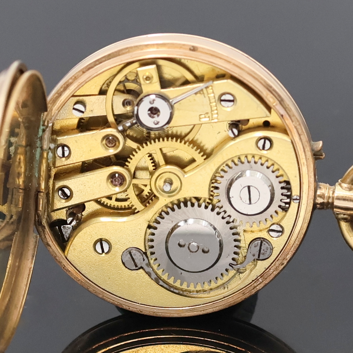 Detail d: Kleine offene Damentaschenuhr in RG 585/000, Schweiz 1900, verz. Geh. dell., grav. Rückdeckel m. Monogrammspiegel, Metallcuvette, Emailzifferbl. ...