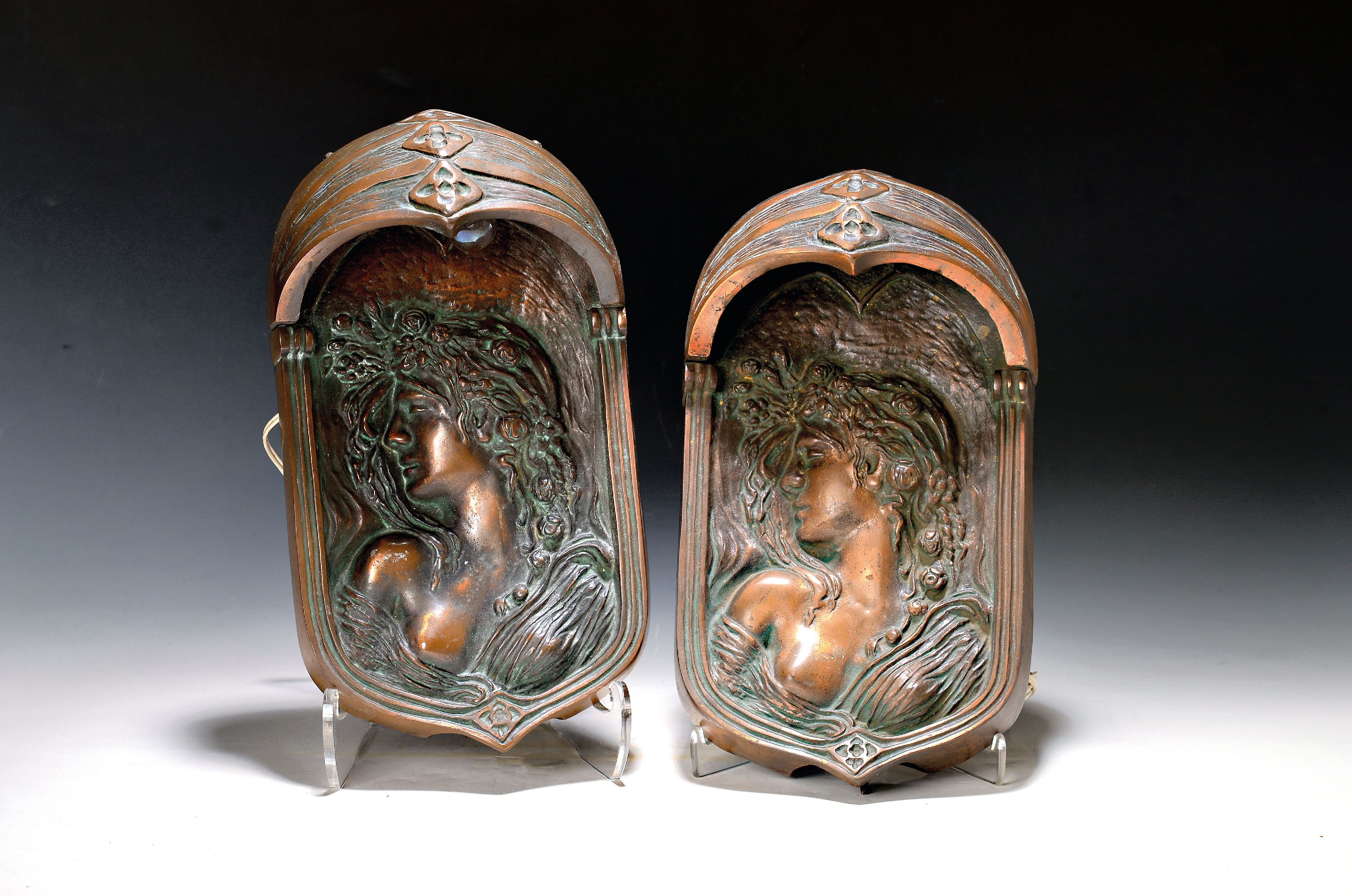 Image 27019987 - Paar Wandlampen, im Jugendstil, Bronze, Frauenkopfrelief, Baldachin, beweglich, eine ...