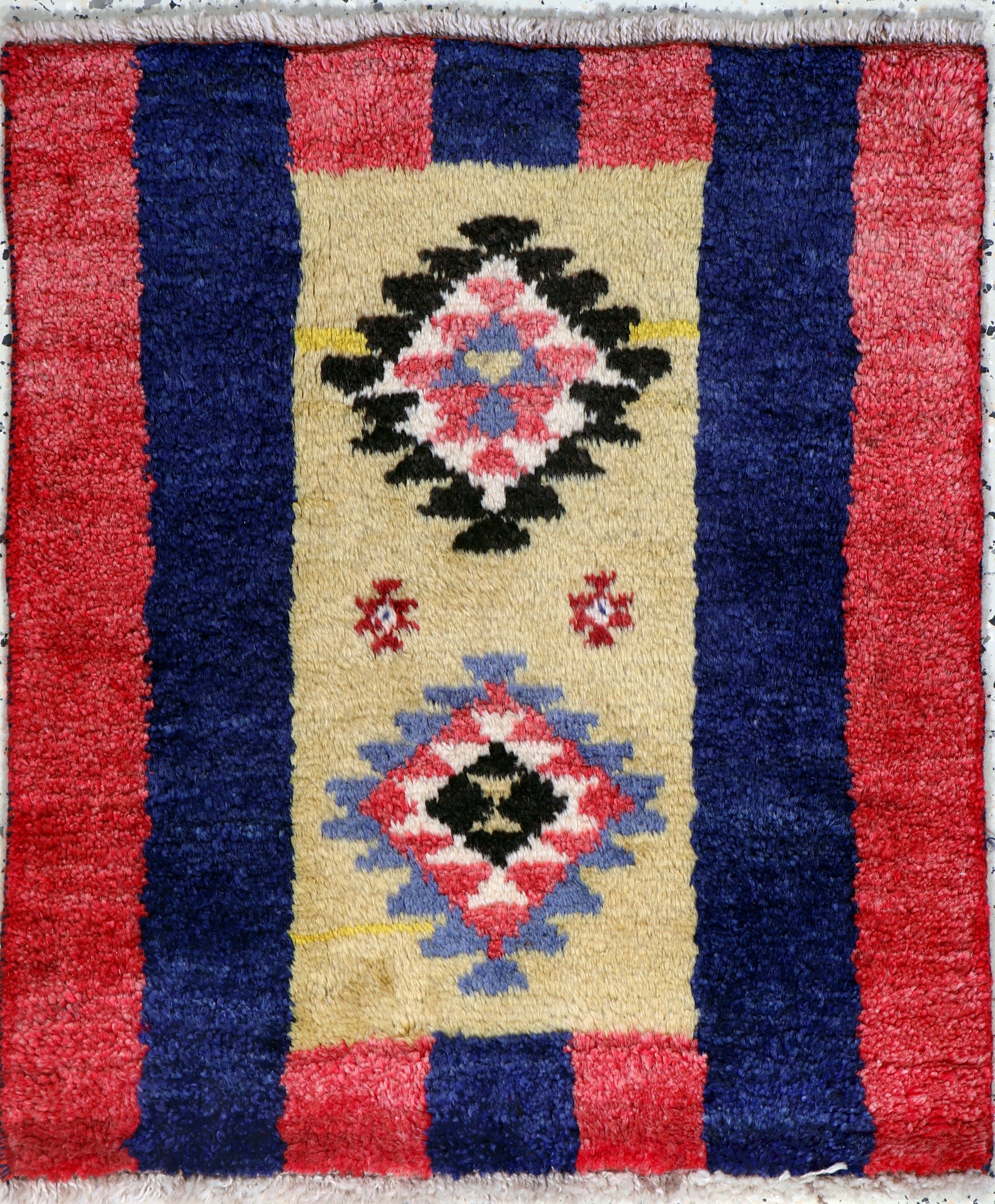 Image 27020006 - Gabbeh alt, Persien, ca. 50 Jahre, Wolle auf Wolle, ca. 80 x 70 cm Schätzpreis: 290, - ...