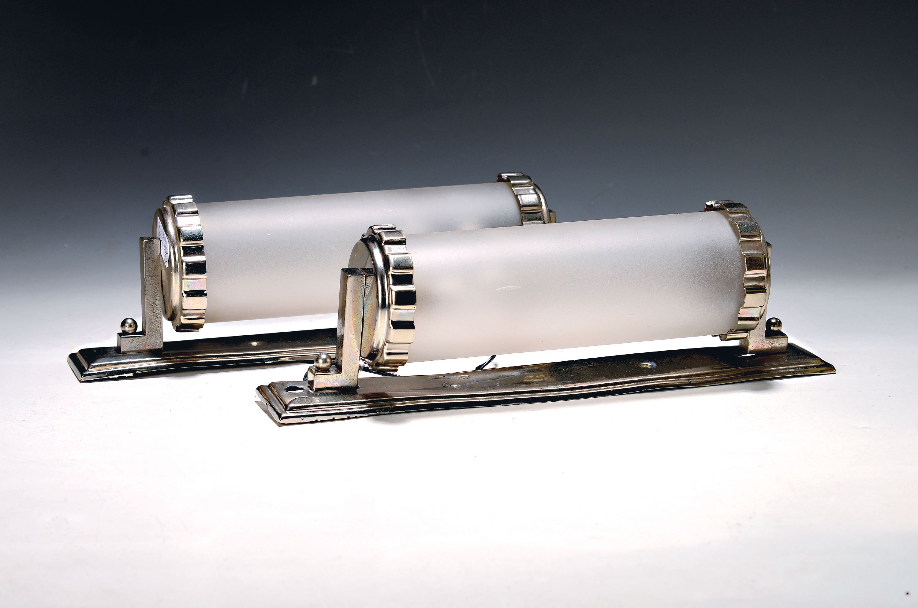 Image 27020112 - Paar Wandleuchter im Stil des Art Deco, 20.Jh., vernickelte Wandhalterung aus Metall, ...