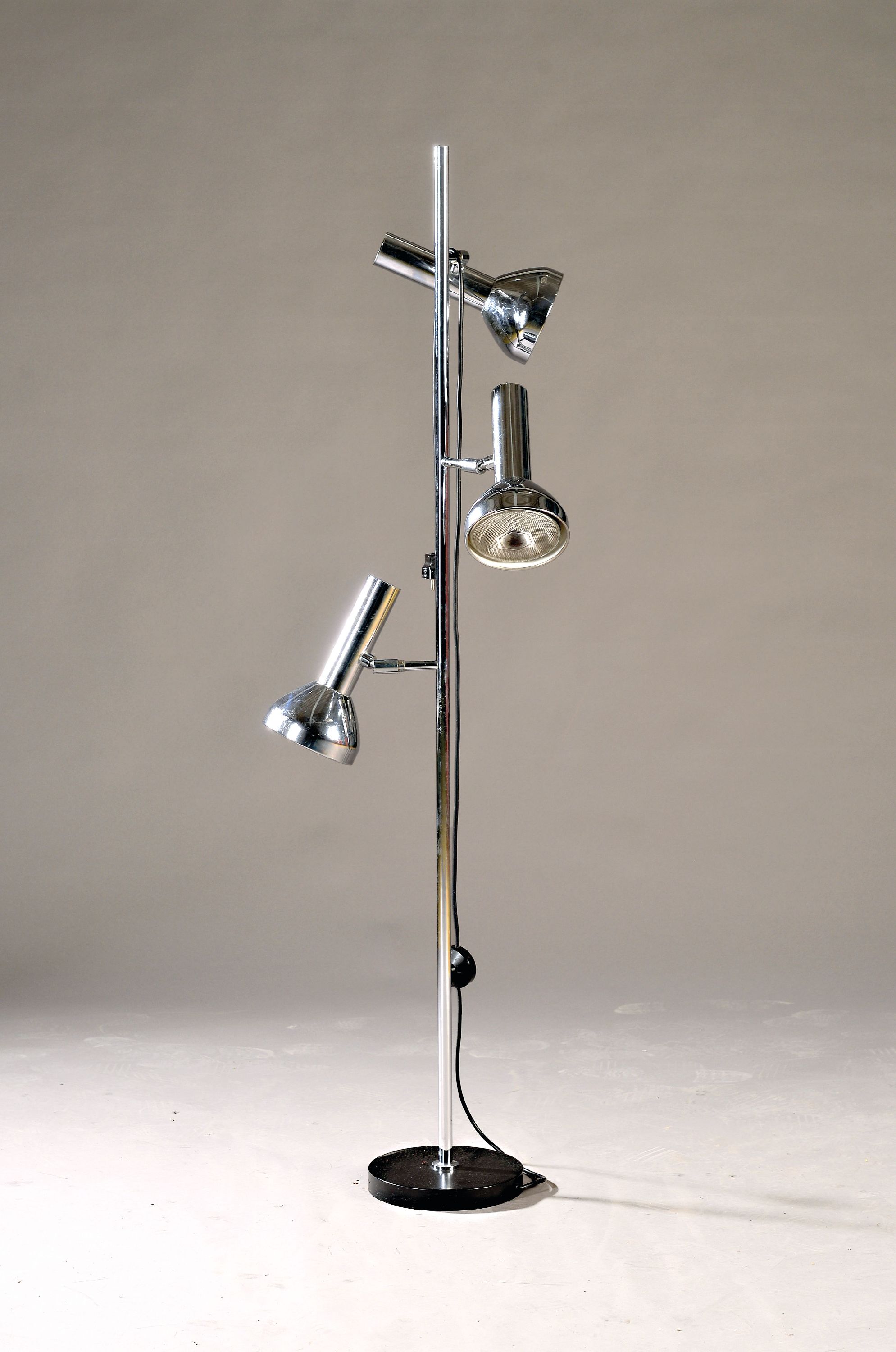 Vintage-Stehlampe, Mid Century Design, 196 60er/70er Jahre, drei Brennstellen an einem Mittelstab, runder schwarzer Fuß, Metall verchromt, Elektr. ...