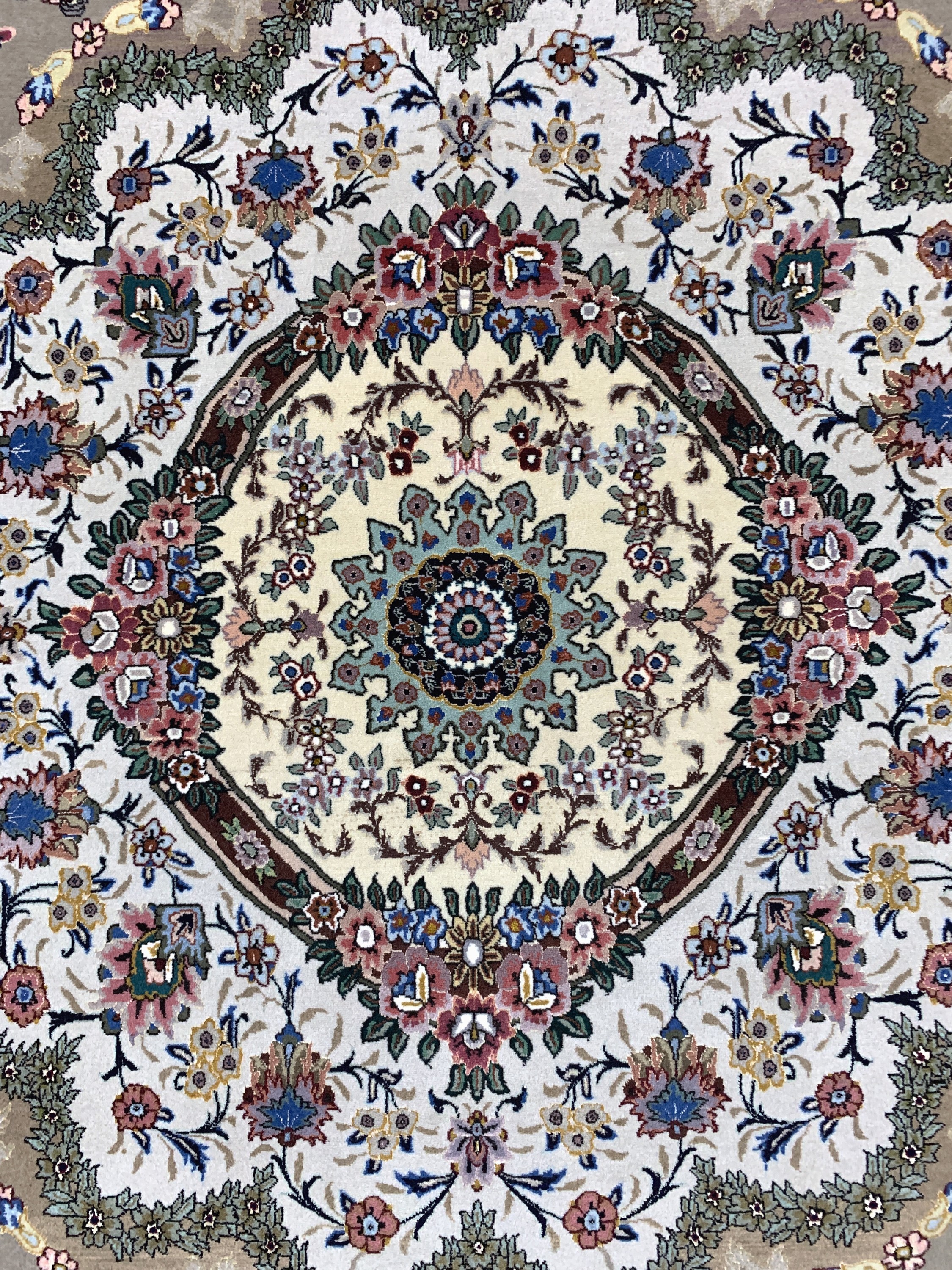 Detail e: Täbriz fein(50 Raj), Persien, Ende 20. Jhd Korkwolle mit Seide, durchmesser: ca. 204 cm, ca. 500.000 Kn/qm, EHZ: 2