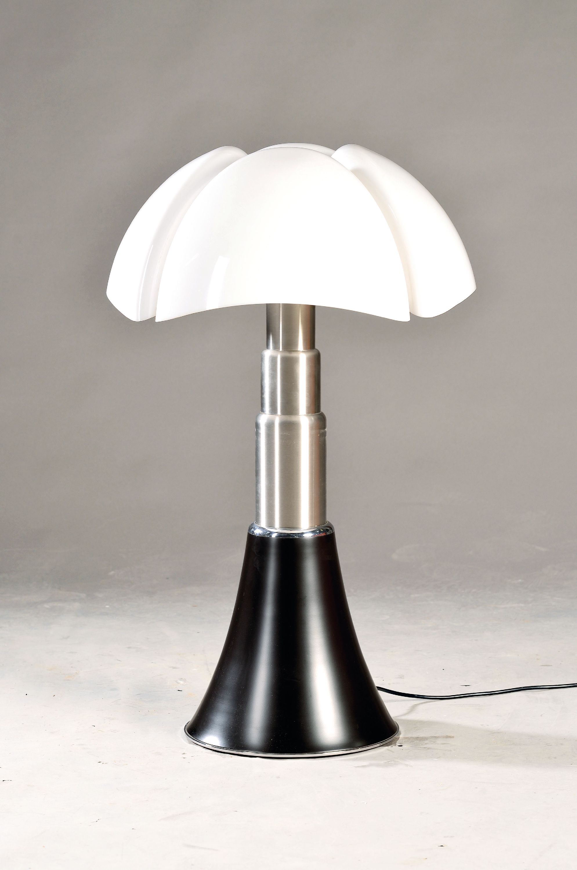 Image 27020182 - Tischlampe ´Pipistrello´, Entwurf Gae Aulenti, 1966, Fa. Martinelli Luce, Ausführung ...