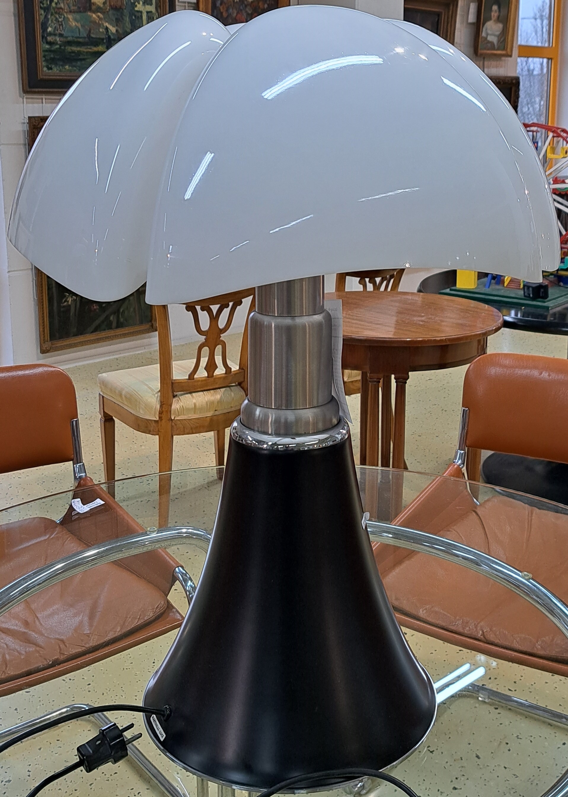Detail b: Tischlampe "Pipistrello", Entwurf Gae Aulenti, 1966, Fa. Martinelli Luce, Ausführung wohl 70er Jahre, ausziehbarer Aluminiumfuß, ...