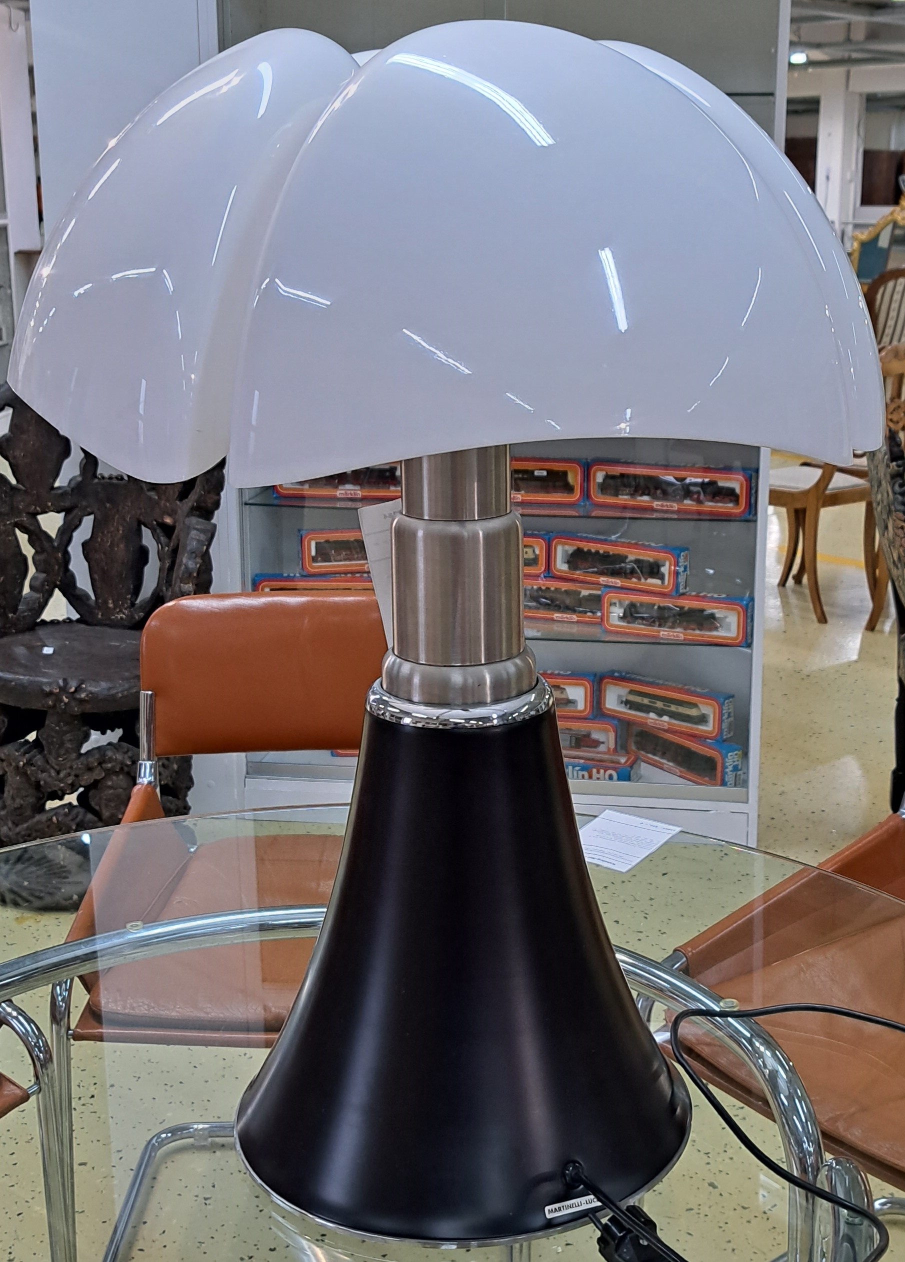Detail c: Tischlampe "Pipistrello", Entwurf Gae Aulenti, 1966, Fa. Martinelli Luce, Ausführung wohl 70er Jahre, ausziehbarer Aluminiumfuß, ...