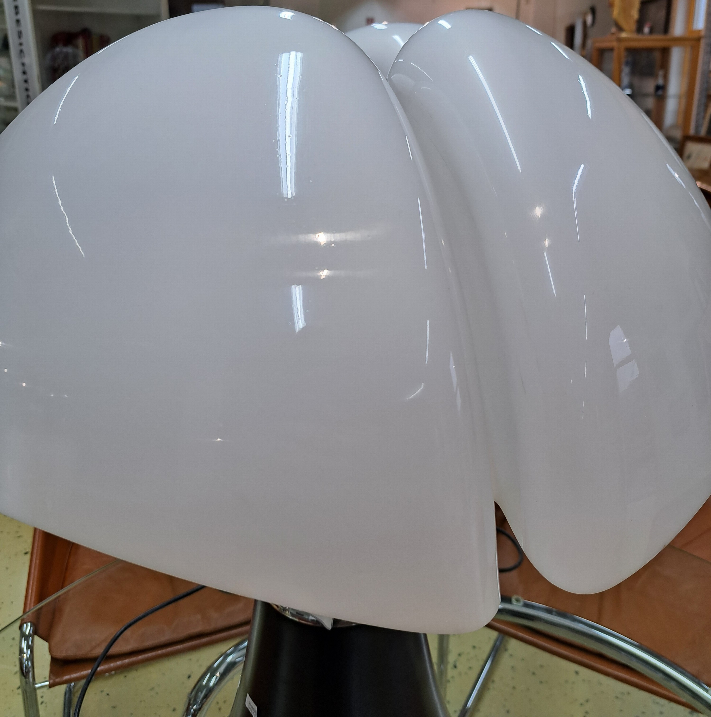 Detail e: Tischlampe "Pipistrello", Entwurf Gae Aulenti, 1966, Fa. Martinelli Luce, Ausführung wohl 70er Jahre, ausziehbarer Aluminiumfuß, ...