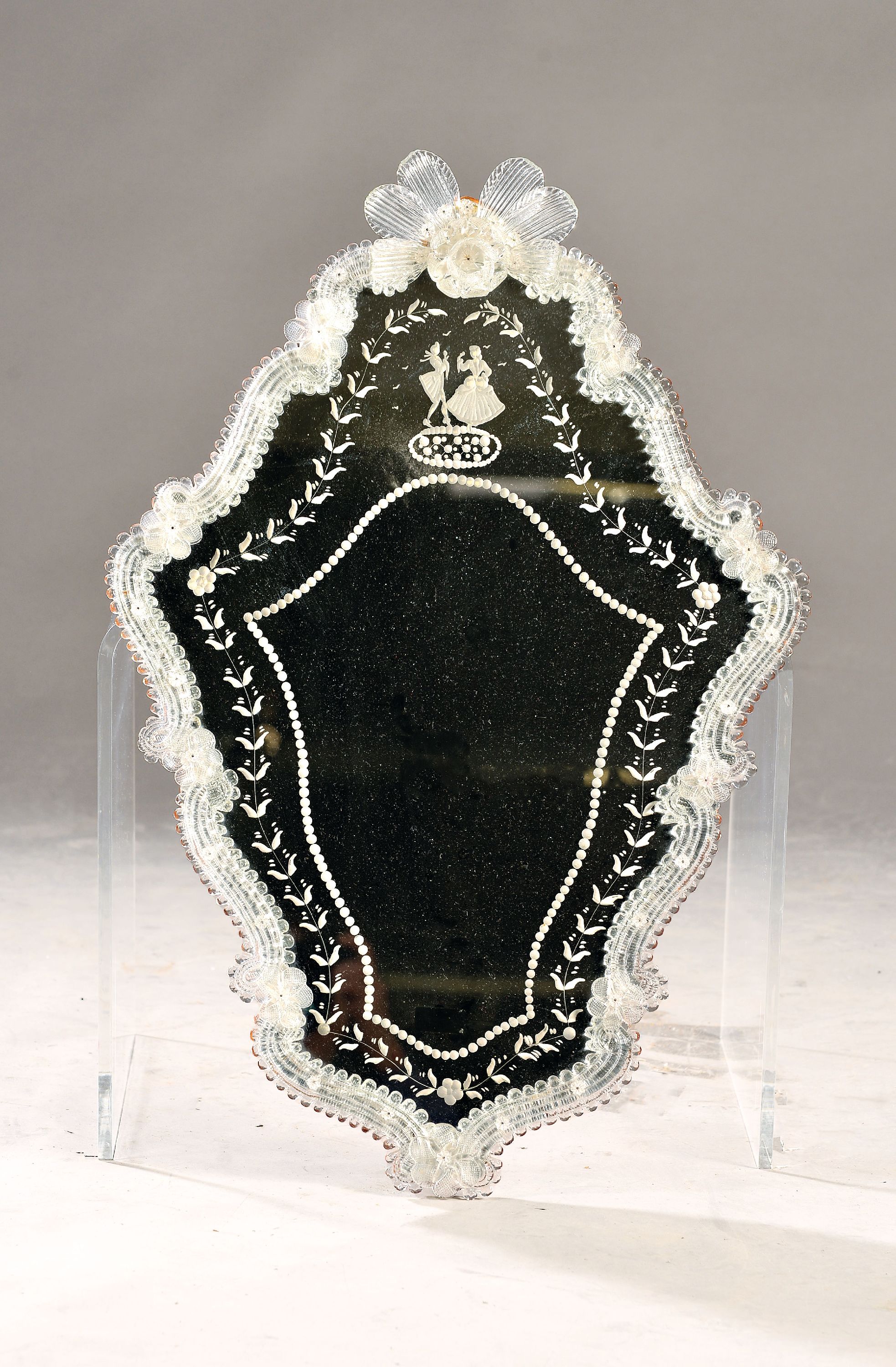 Image 27020195 - Venezianischer Spiegel, Italien, 20.Jh., umlaufende Bordüre und Blüten aus Klarglas, ...