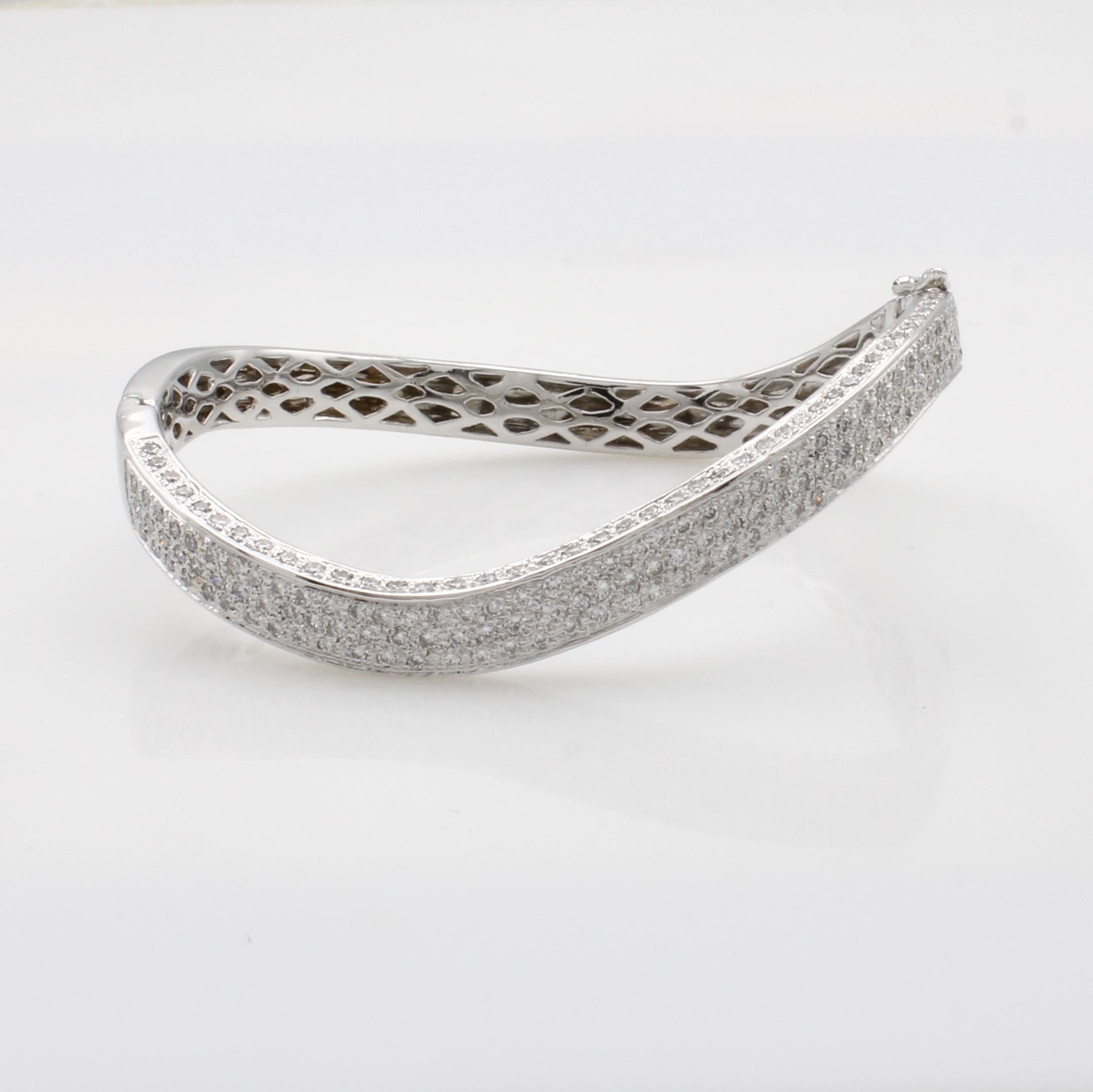 Image 27020531 - Armreif mit Brillanten, WG 750/000, Brill. zus. ca. 3.58 ct feines Weiß/vsi, l. ...