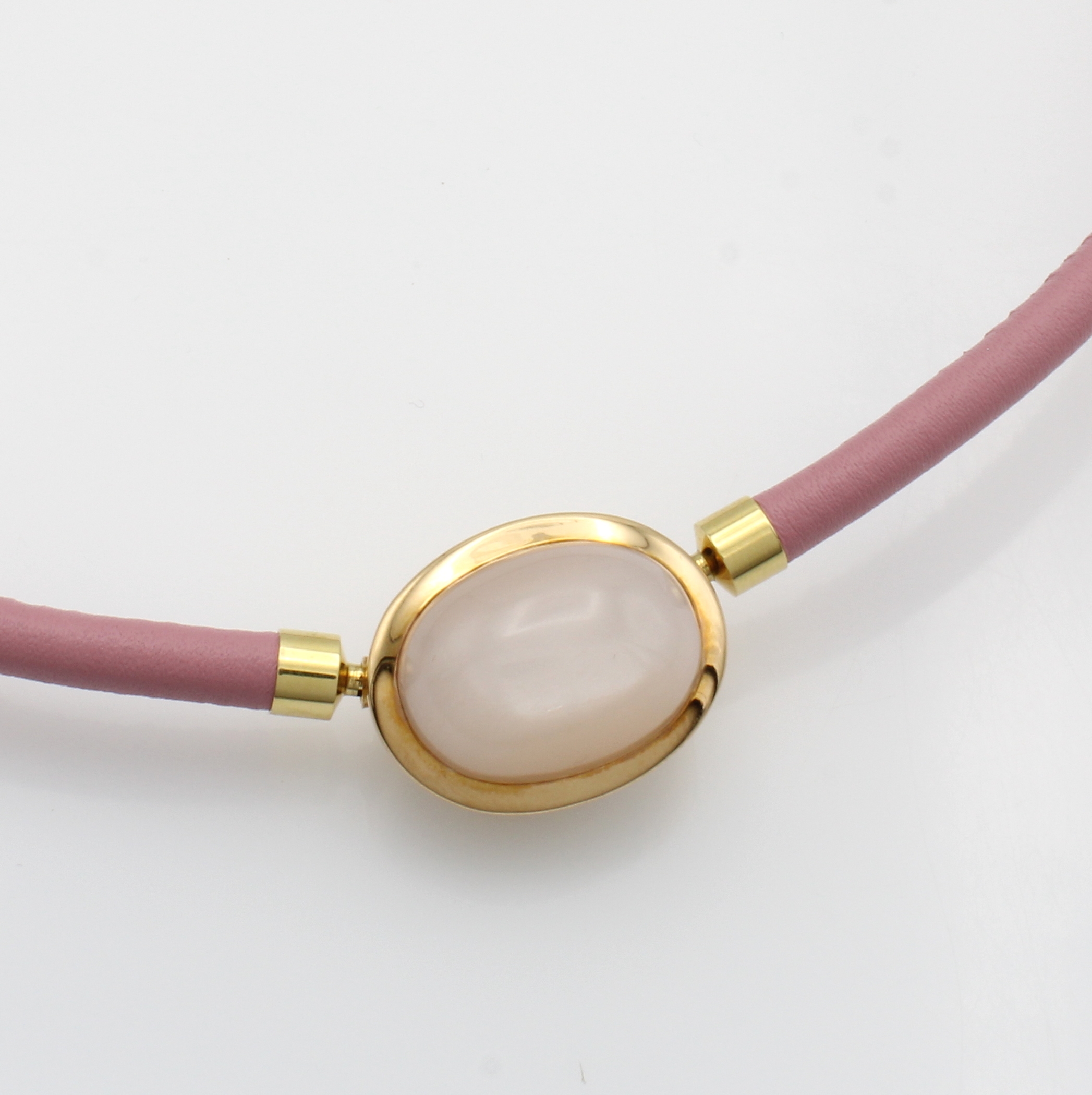 Image 27020533 - Wechselschließe mit Mondstein an Lederkette, GG 750/000, Mondsteincabochon, rosafarb. ...