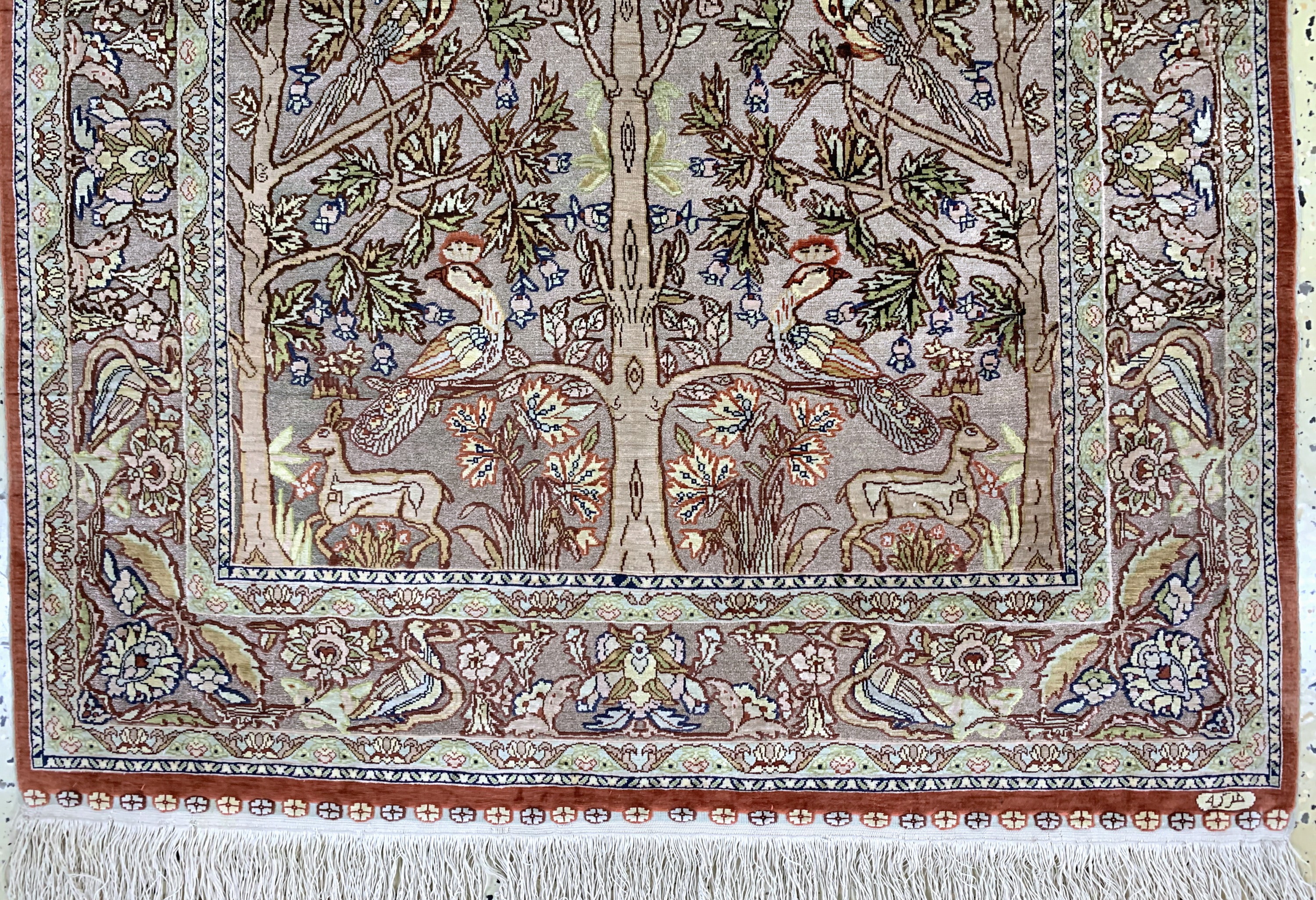Detail b: Hereke Seide fein signiert, Türkei, Ende 20.Jhd, reine Naturseide"Metallbroschiert", ca. 135 x 90 cm, ca. 1 Mio Kn/qm, EHZ: 1-2