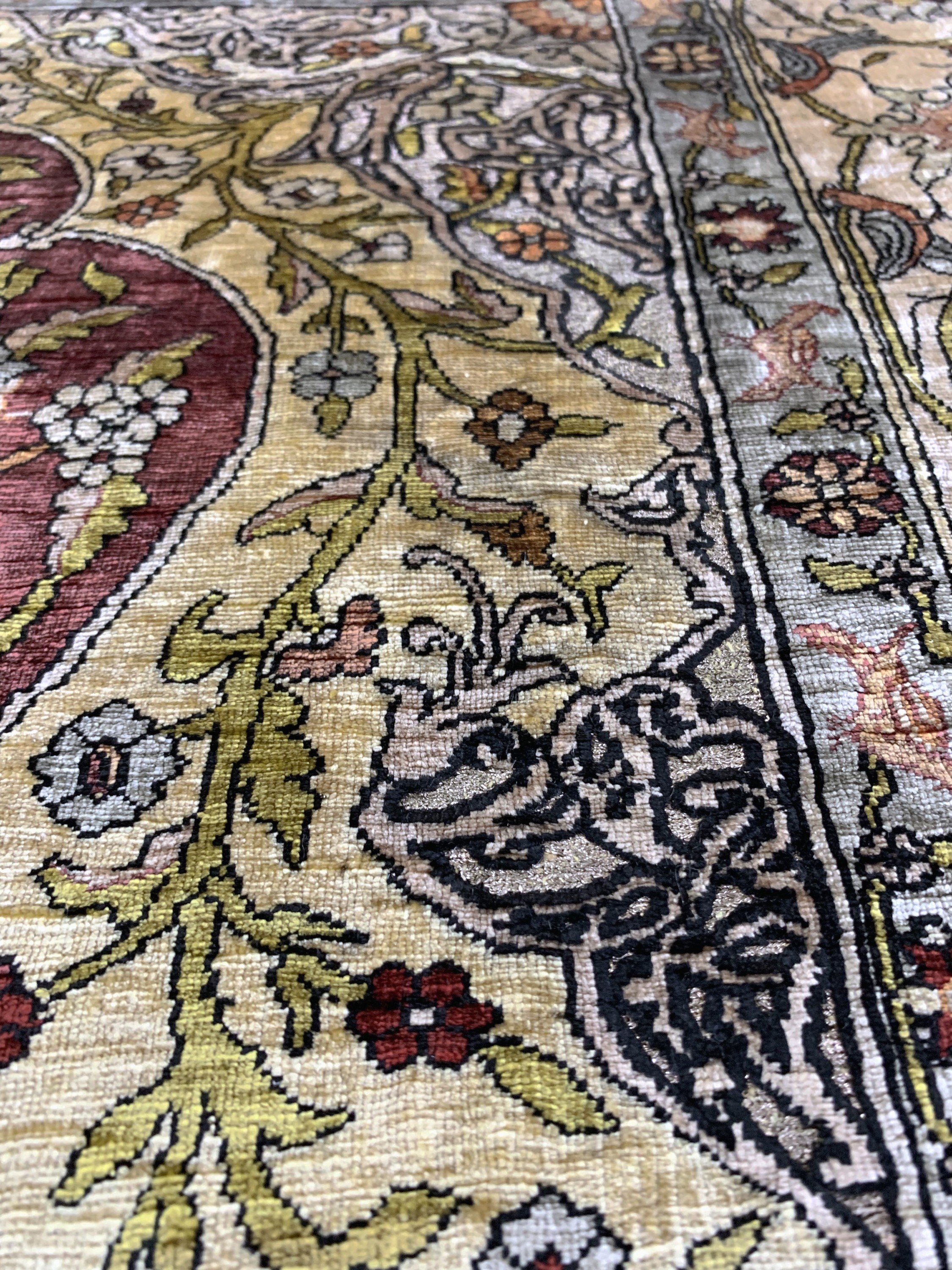 Detail g: Hereke Seide fein signiert, Türkei, Anfang 20.Jhd, reine Naturseide"Metallbroschiert", ca. 146 x 100 cm, ca. 1,0 Mio. Kn/qm, EHZ: 2, ...