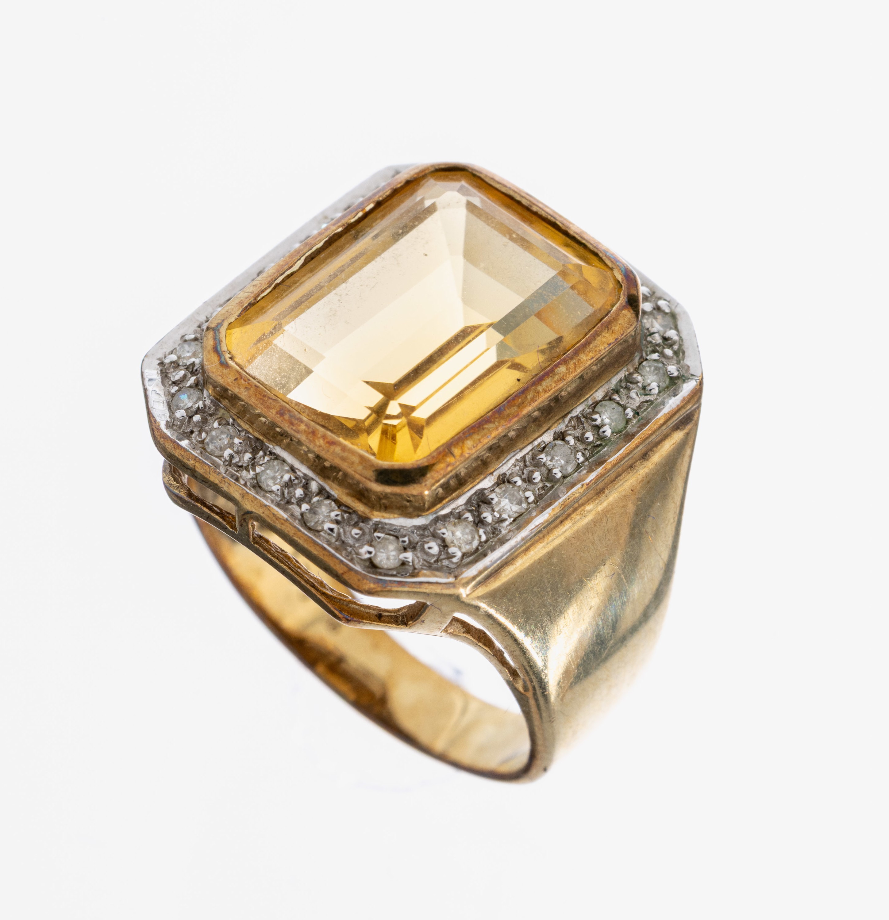 Image 27020545 - 8 kt Gold Citrin-Diamant-Ring, GG/WG 333/000, mittig mit einem facett. Citrin- Rechteck ...