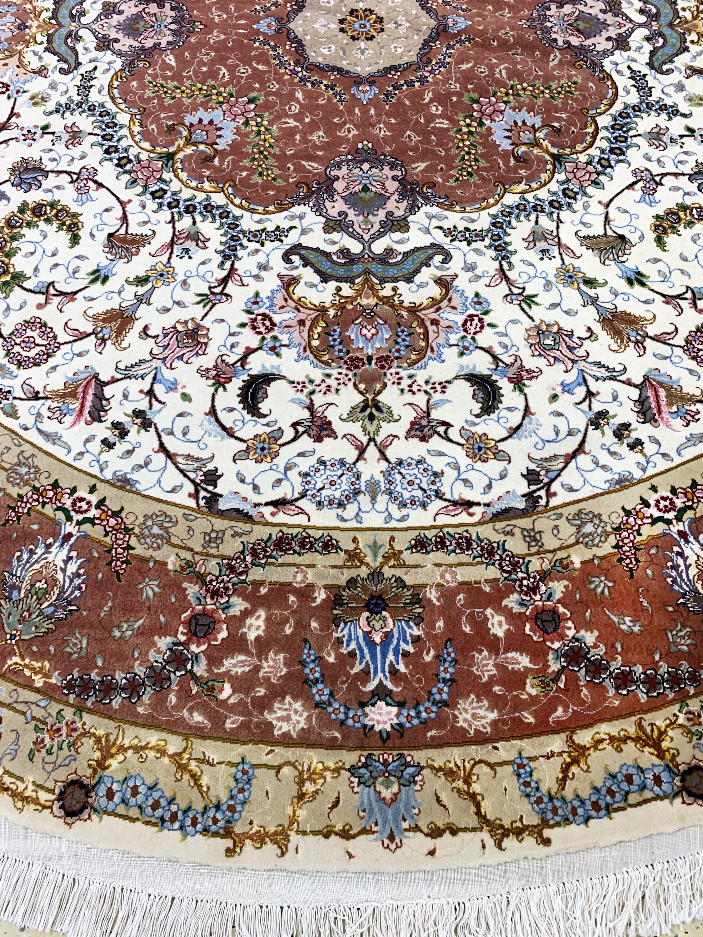 Detail a: Täbriz fein(50 Raj), Persien, Ende 20.Jhd, Korkwolle mit Seide, durchmesser: ca. 250 cm, ca. 500.000 Kn/qm, EHZ:(nahezu neuwertig)