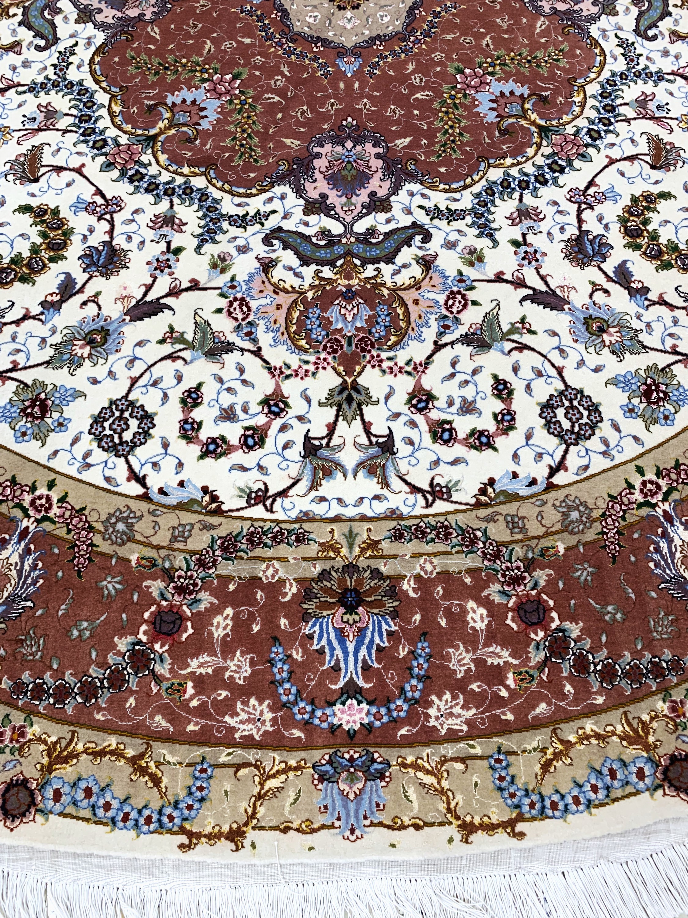 Detail b: Täbriz fein(50 Raj), Persien, Ende 20.Jhd, Korkwolle mit Seide, durchmesser: ca. 250 cm, ca. 500.000 Kn/qm, EHZ:(nahezu neuwertig)