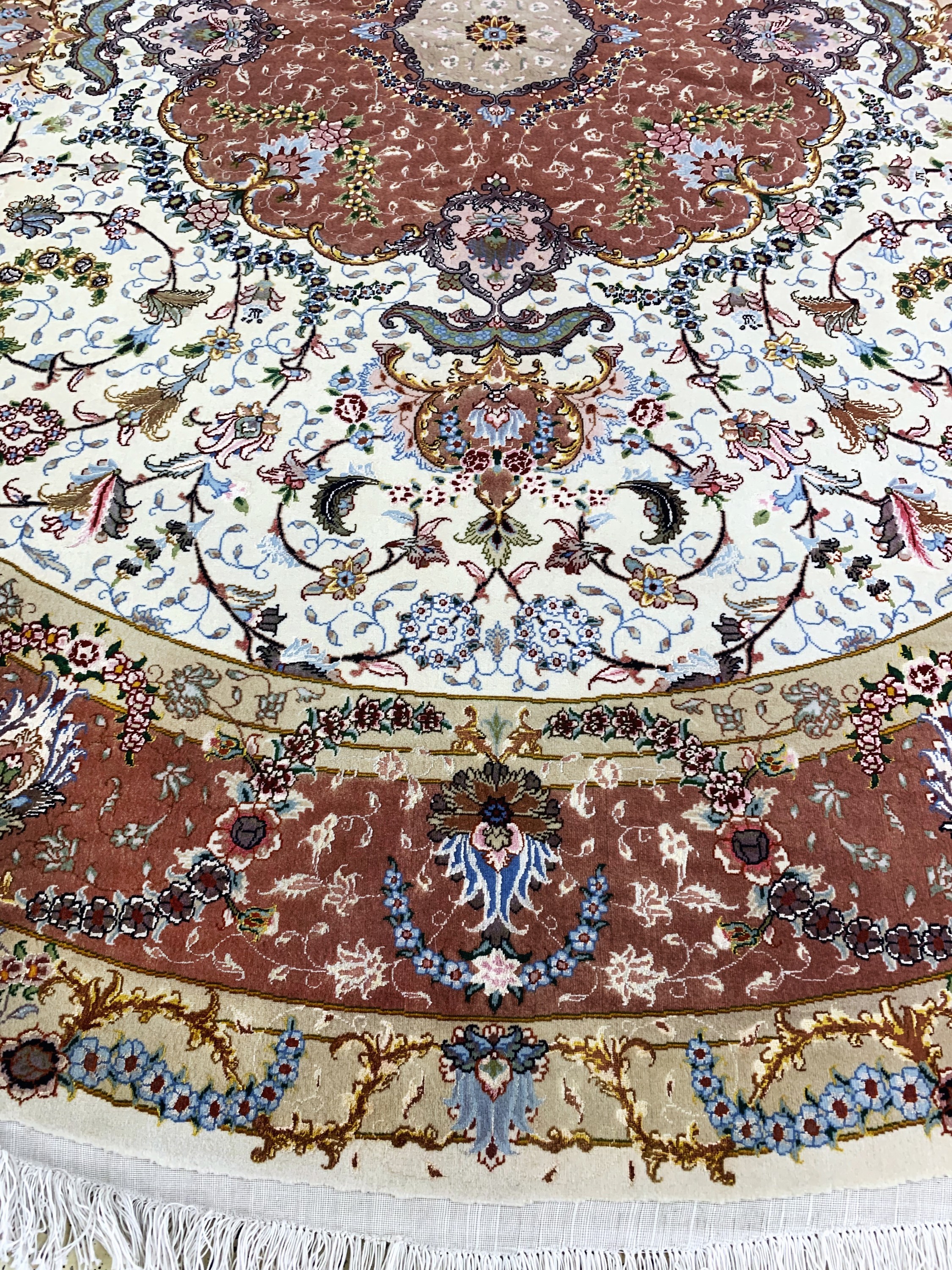 Detail c: Täbriz fein(50 Raj), Persien, Ende 20.Jhd, Korkwolle mit Seide, durchmesser: ca. 250 cm, ca. 500.000 Kn/qm, EHZ:(nahezu neuwertig)