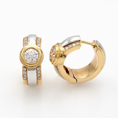 27020587a - Paar Klappcreolen mit Brillanten, WG/RoséG 750/000, 2 Brillantsolitäre zus. ca. 1 ct ...