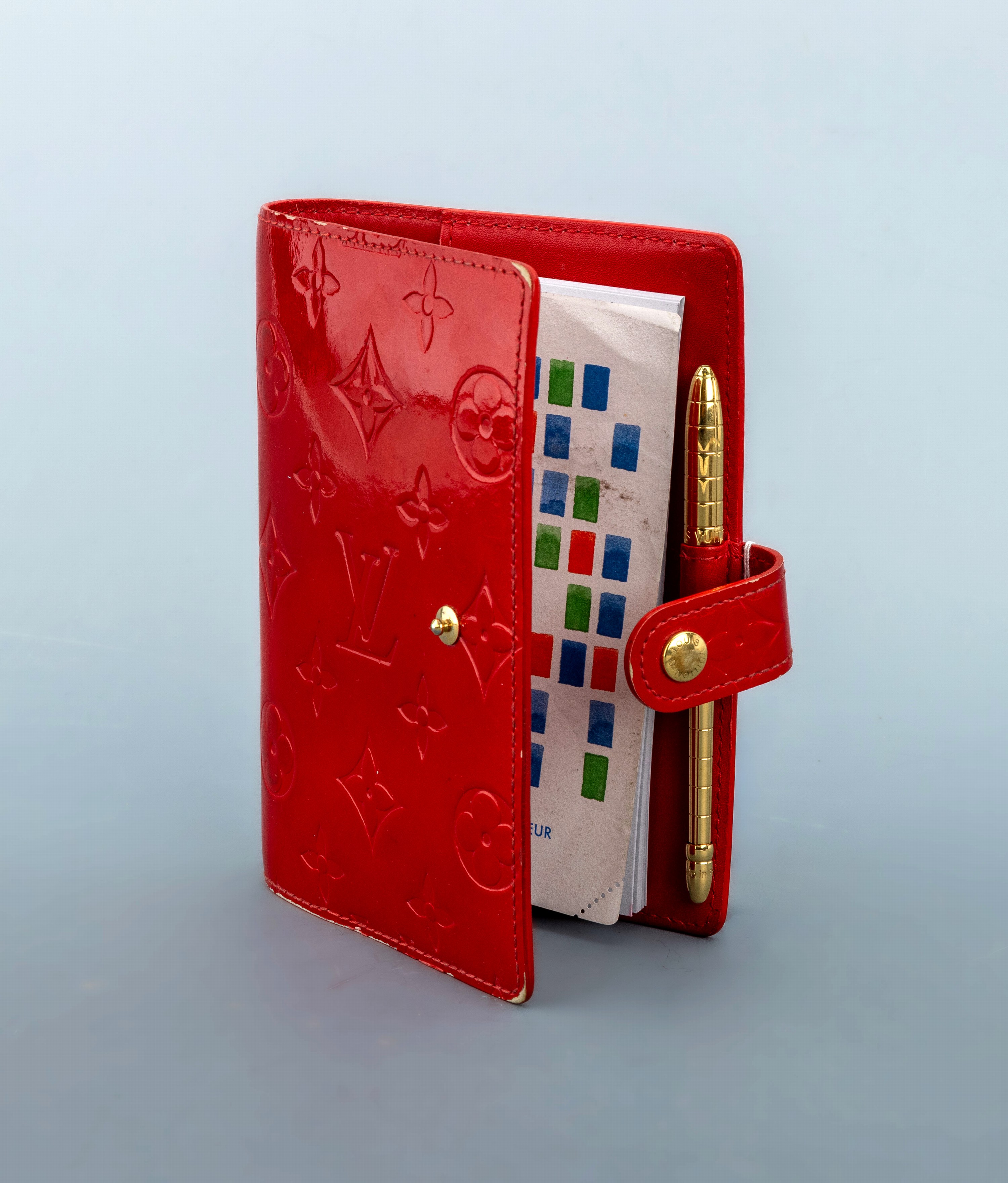 Image 27020625 - LOUIS VUITTON Agenda Vernis rot, innen bordeauxrotes Kalbsleder, Druckknopf- ...