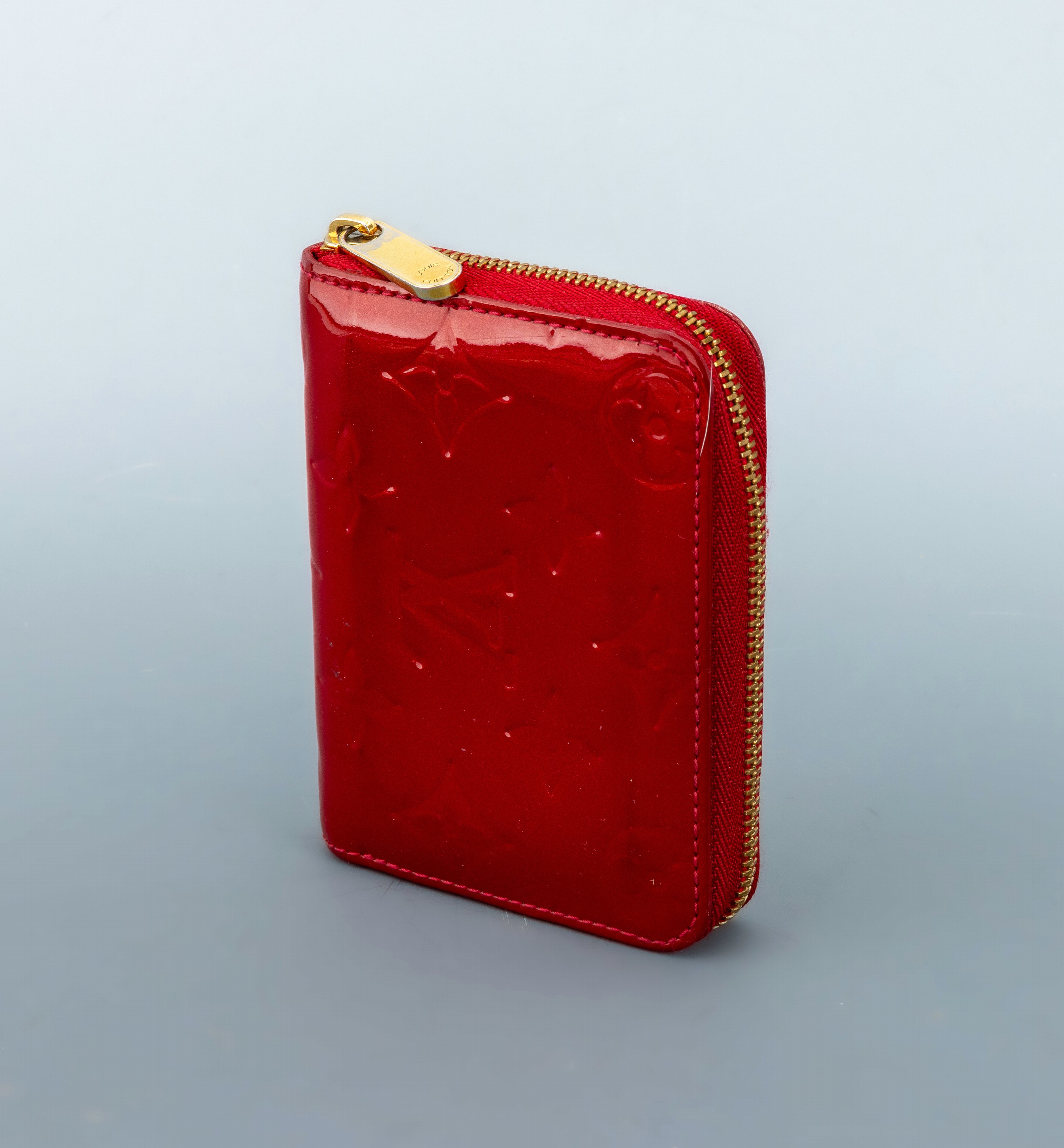 Detail a: LOUIS VUITTON Portemonnaie, Vernis rot, Modell "Zippy", innen bordeauxrotes Kalbs- leder, Reißverschluss Metall verg., Fach für Münzen ...