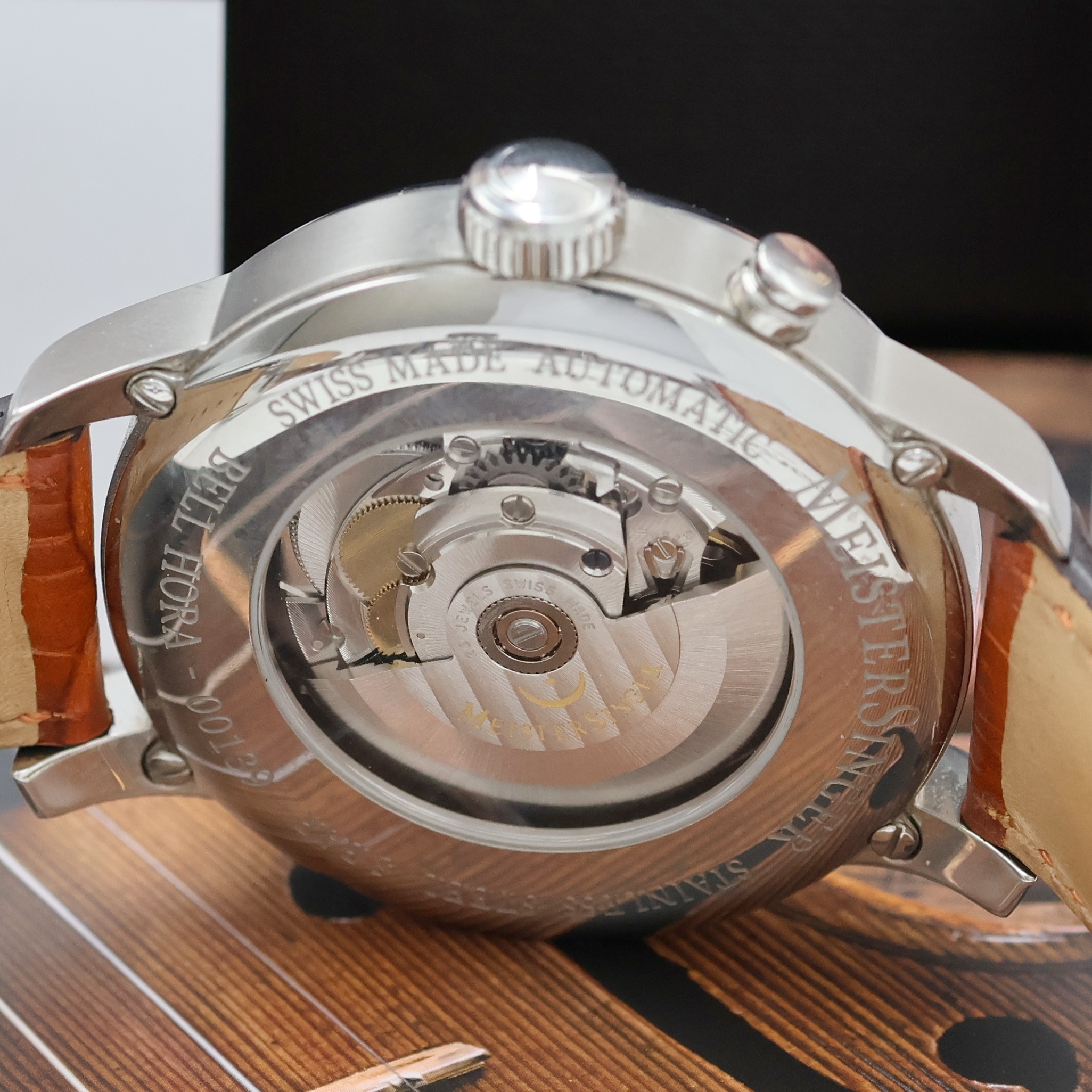 Detail e: MEISTERSINGER Einzeiger-Herrenarmbanduhr Bell Hora Referenz BH0908, Schweiz verk. lt. beil. Pap. 07/2021, Automatik, beids. vergl. Edelstahlgeh. ...