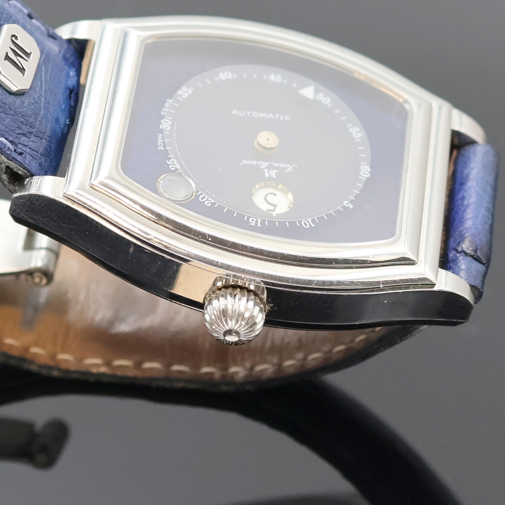 Detail d: JEAN MARCEL Herrenarmbanduhr mit wandernder springender Stunde Referenz 160.158, Schweiz um 1995, Automatik, tonneauförmiges, beids. vergl. ...