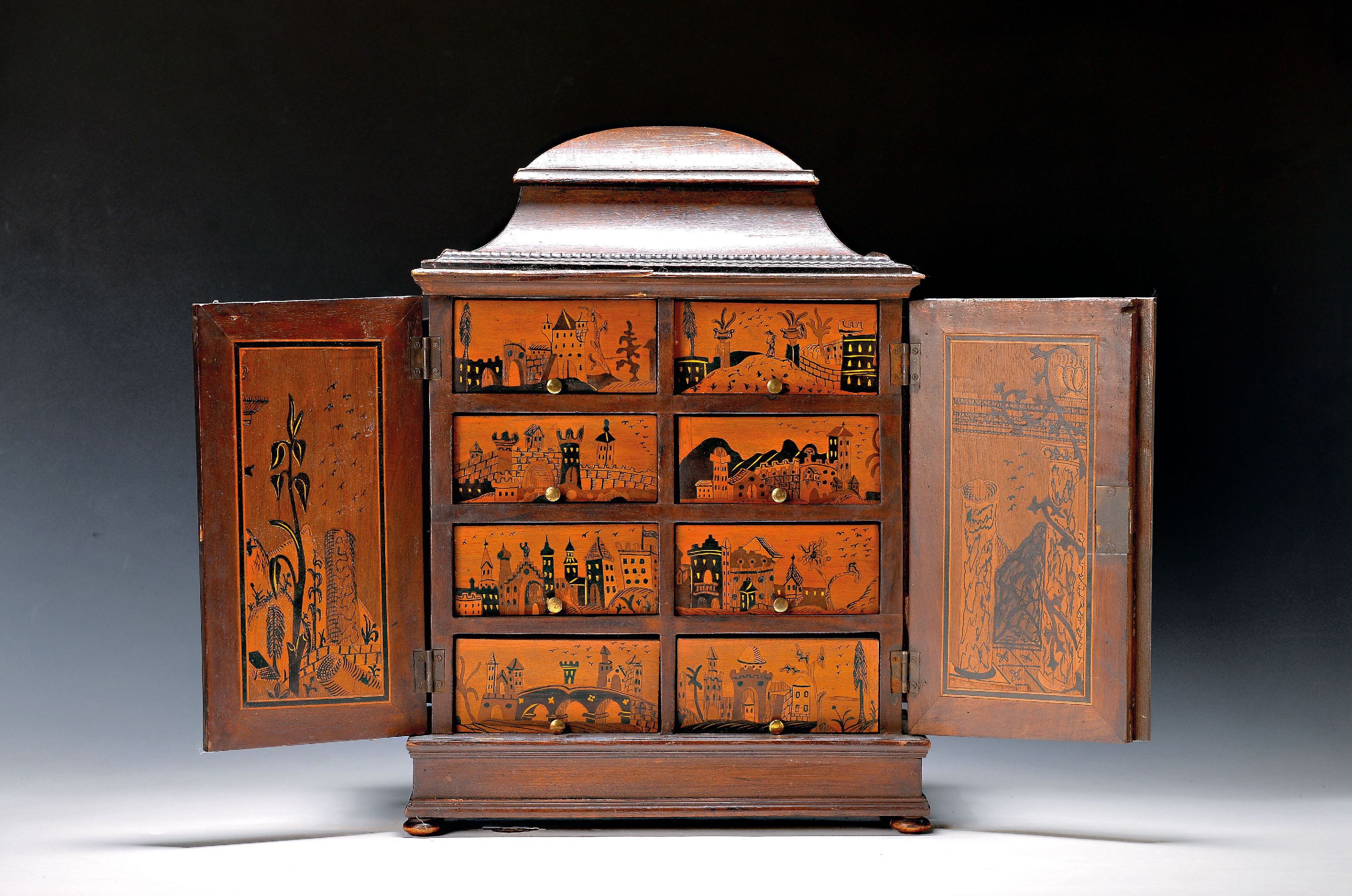 Image 27020641 - Kabinettschränkchen, Italien, 2.H.19.Jh., Mahagoni, kassettiert, vierseitige Kassetten ...