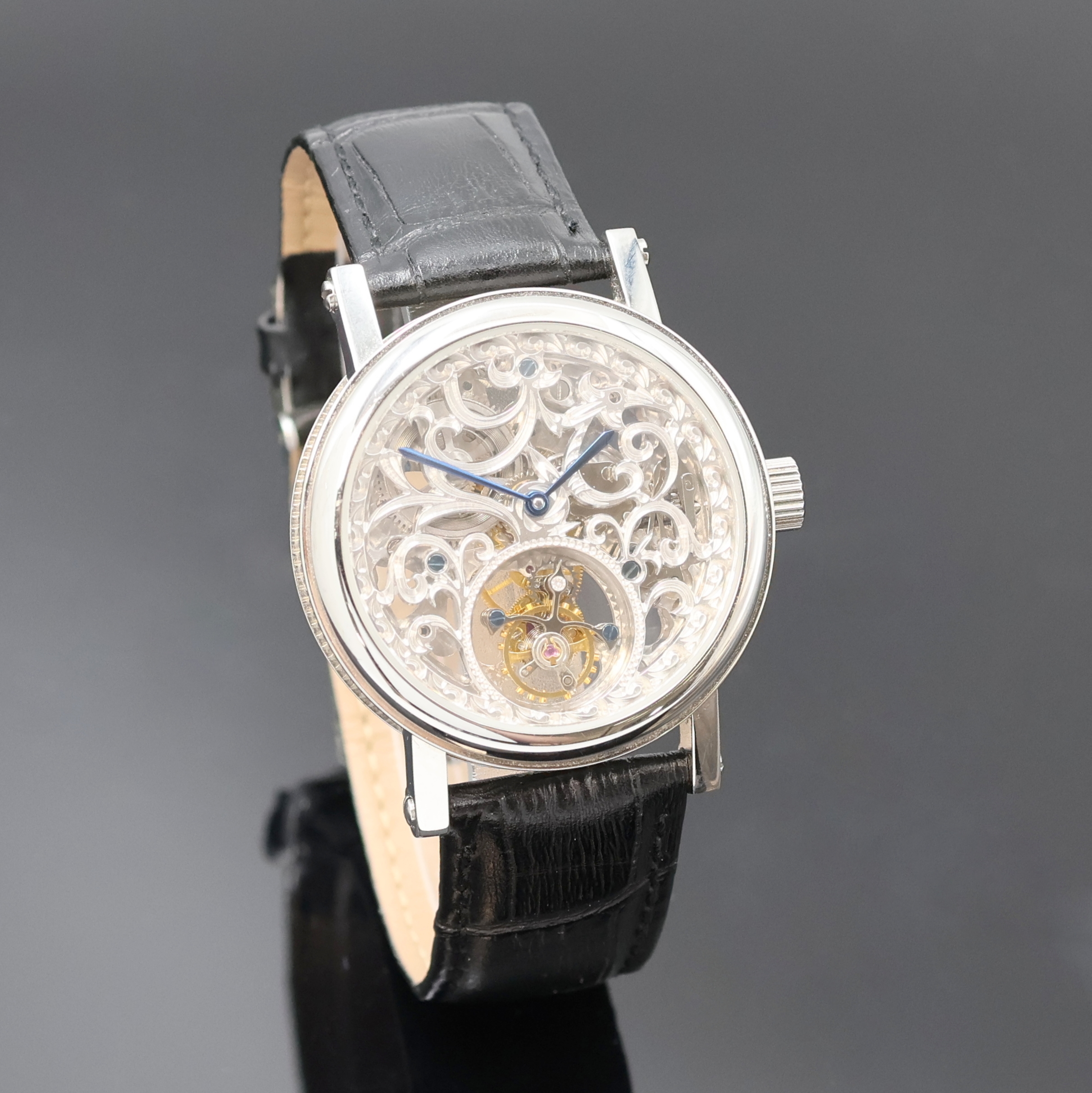 Detail b: Flying Tourbillon Herrenarmbanduhr in Stahl, China um 2000, Handaufzug, beids. vergl. Geh., aufw. floral skelett. u. grav. Werk m. gebl. Zeigern, ...