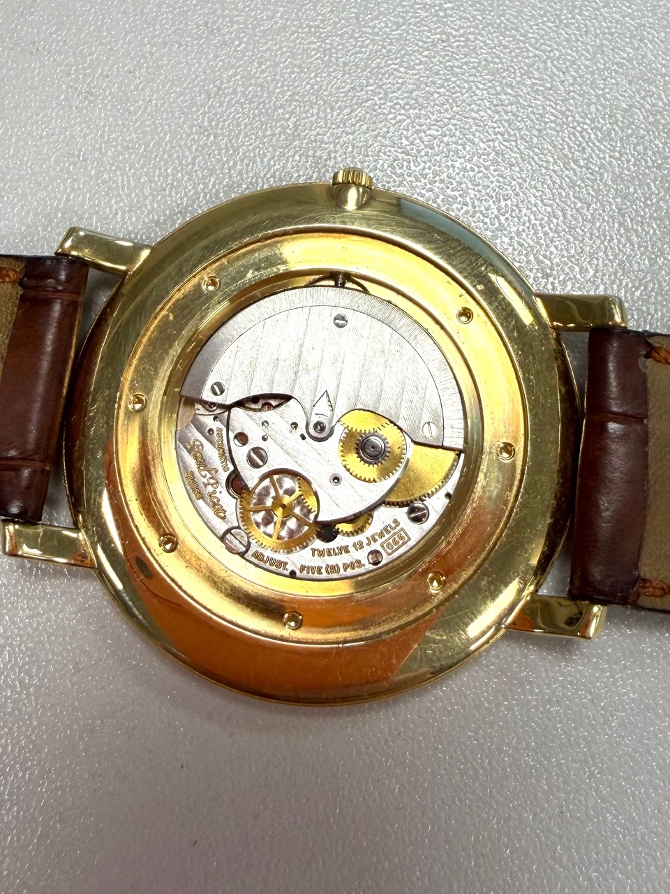 Detail h: PAUL PICOT auf 200 Stück limitierte Herrenarmbanduhr in GG 750/000, Schweiz um 2000, Automatik, Boden m. Monogramm 7-fach verschr., silb. Zifferbl. ...