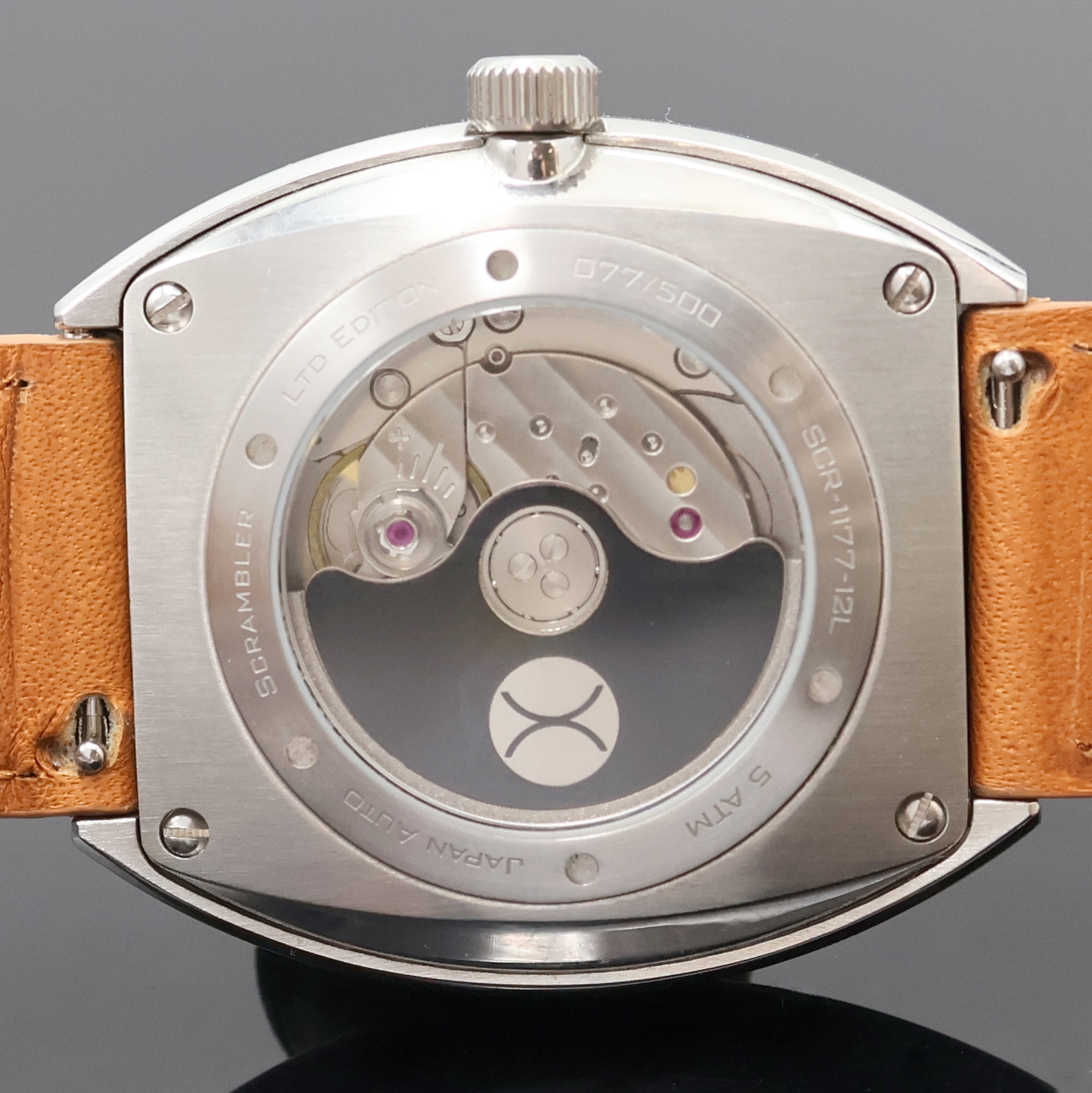 Detail e: XERIC Scrambler auf 500 Stück limitierte Herrenarmbanduhr Referenz SCR-1177-12L, USA um 2020, Automatik beids. vergl. Geh. inkl. orig. Lederband m. ...