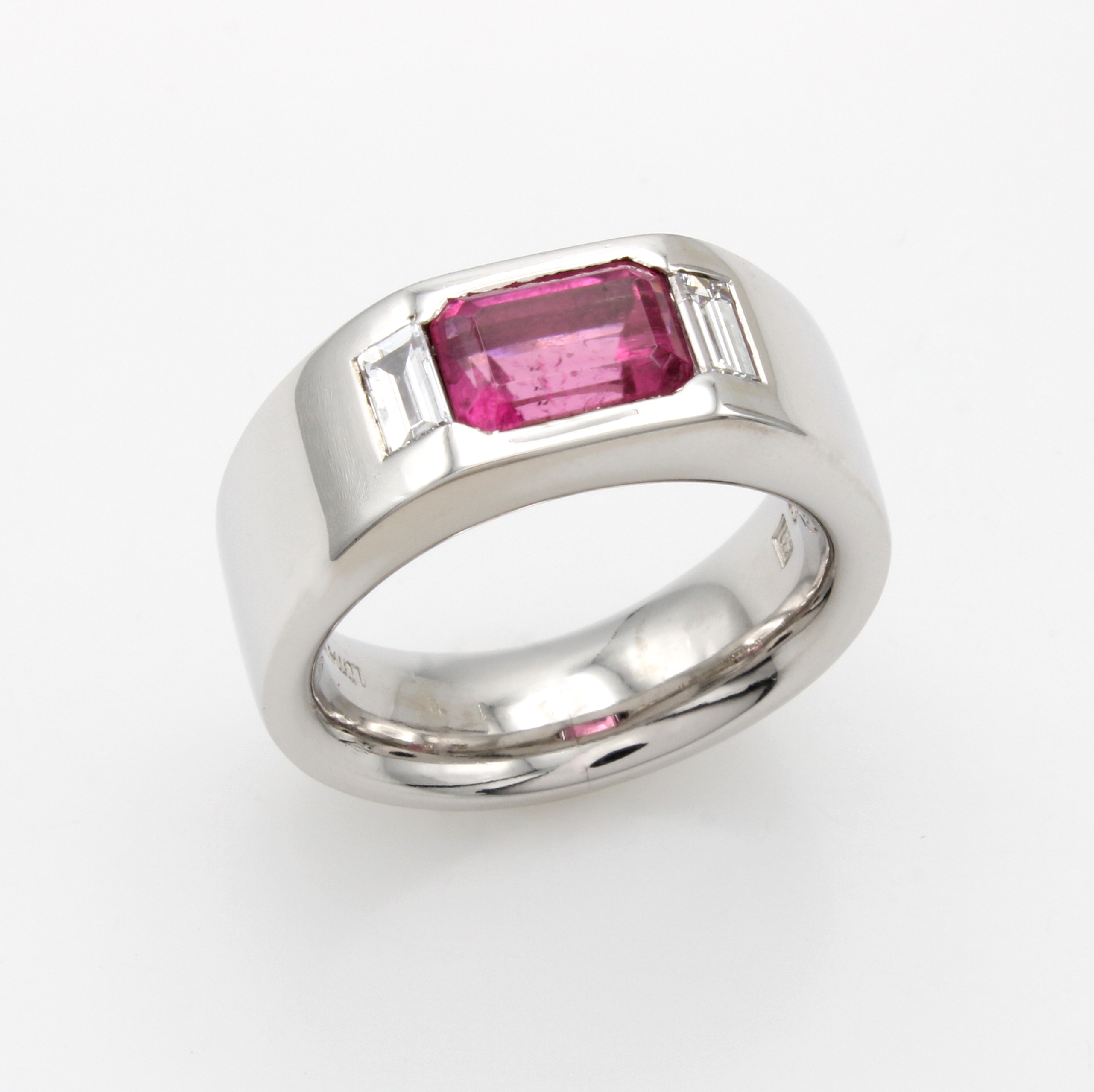 Image 27020649 - Ring mit Rubellit und Diamanten, WG 750/000, achteckiger Rubellit ca. 1.70 ct, 2 ...