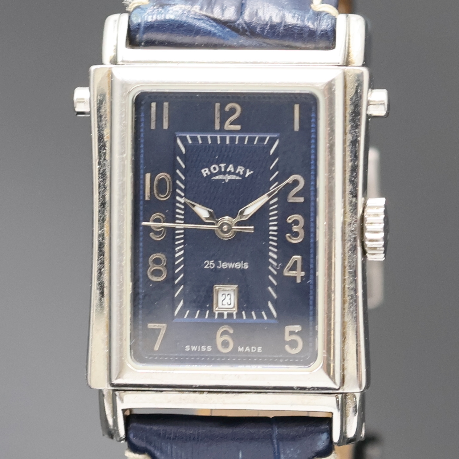 Detail a: ROTARY rechteckige drehbare Herrenarmbanduhr Referenz G9170, Schweiz um 2000, Automatik, beids. vergl. Geh., Boden 8-fach verschr., blaues ...