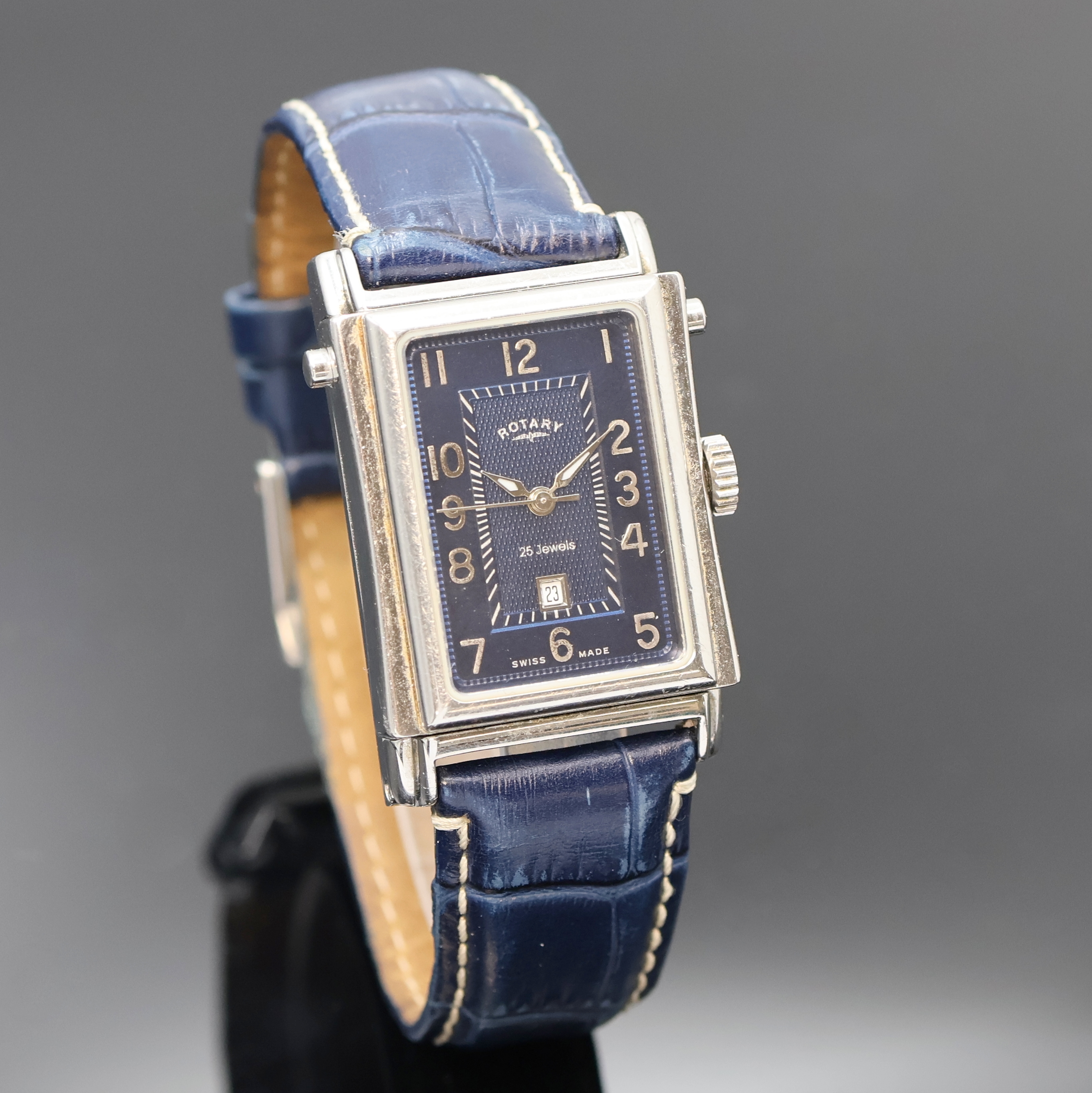 Detail b: ROTARY rechteckige drehbare Herrenarmbanduhr Referenz G9170, Schweiz um 2000, Automatik, beids. vergl. Geh., Boden 8-fach verschr., blaues ...