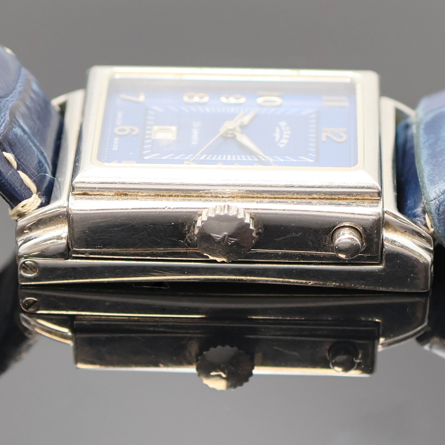 Detail c: ROTARY rechteckige drehbare Herrenarmbanduhr Referenz G9170, Schweiz um 2000, Automatik, beids. vergl. Geh., Boden 8-fach verschr., blaues ...