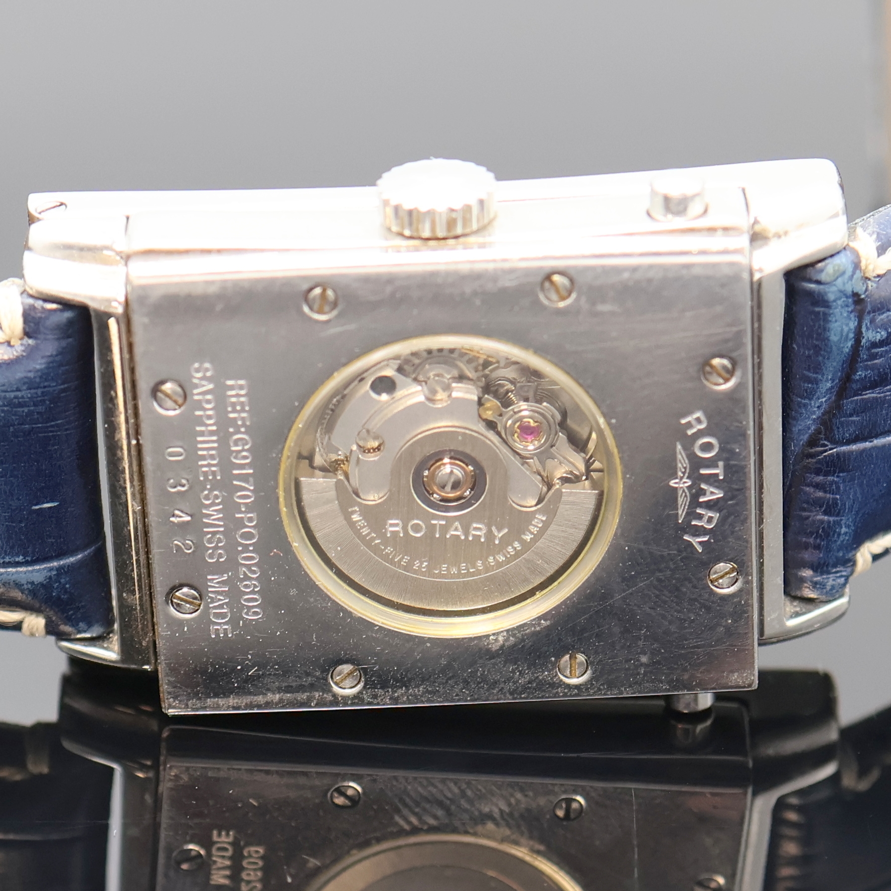 Detail e: ROTARY rechteckige drehbare Herrenarmbanduhr Referenz G9170, Schweiz um 2000, Automatik, beids. vergl. Geh., Boden 8-fach verschr., blaues ...