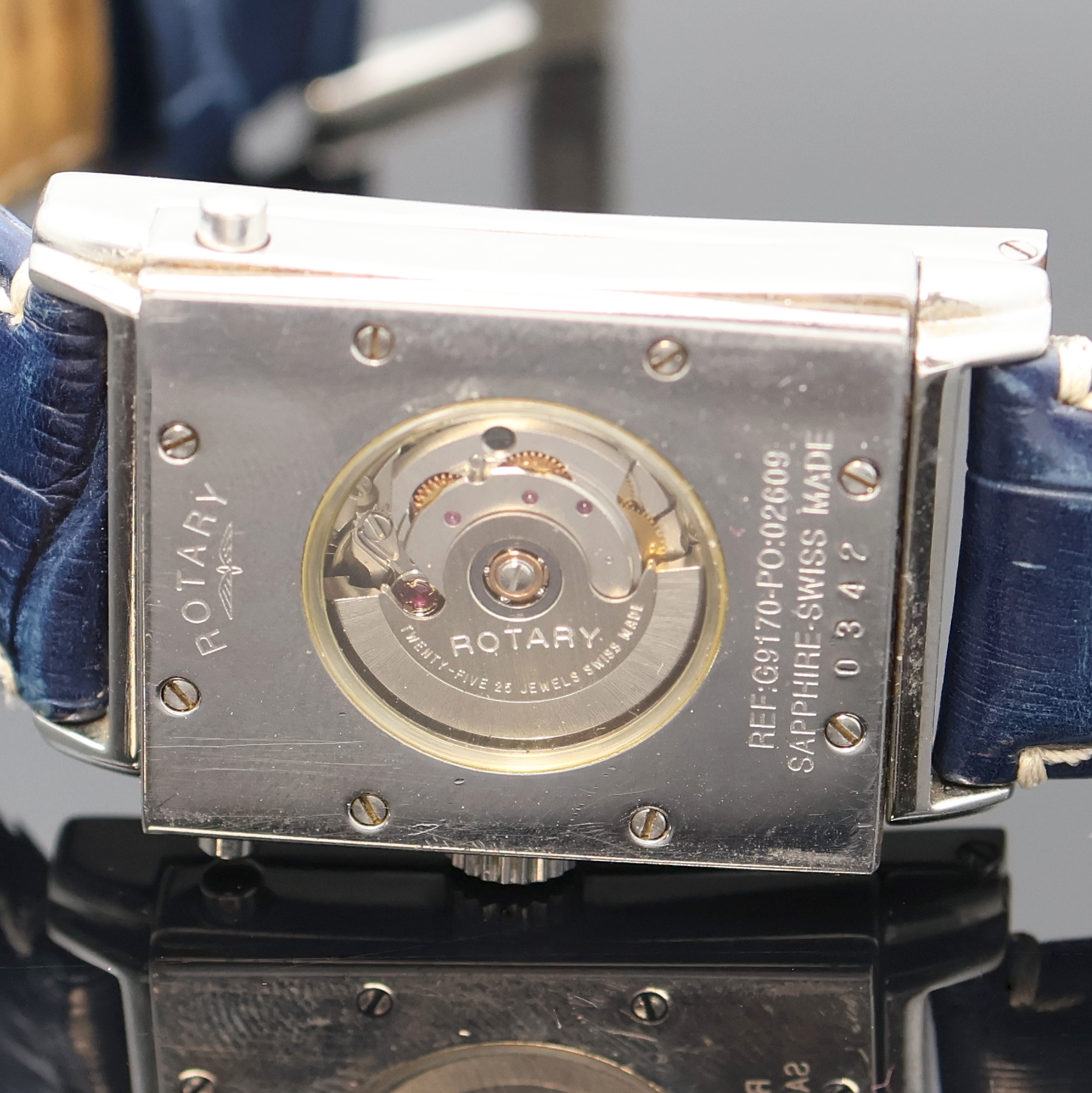 Detail f: ROTARY rechteckige drehbare Herrenarmbanduhr Referenz G9170, Schweiz um 2000, Automatik, beids. vergl. Geh., Boden 8-fach verschr., blaues ...