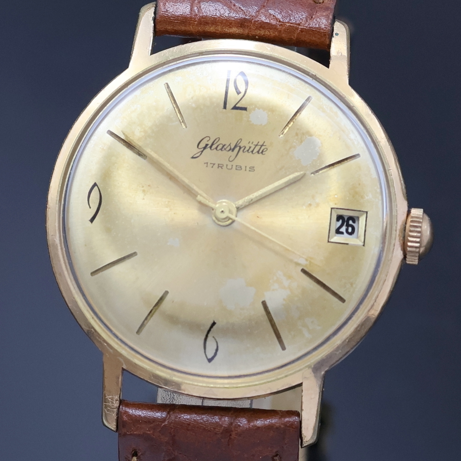 Detail a: GUB vergoldete Herrenarmbanduhr, Deutschland um 1960, Handaufzug, Edelstahlboden aufgedr., goldfarb. Zifferbl. (berieben), gold. Std.-Ind. u. Zeiger, ...